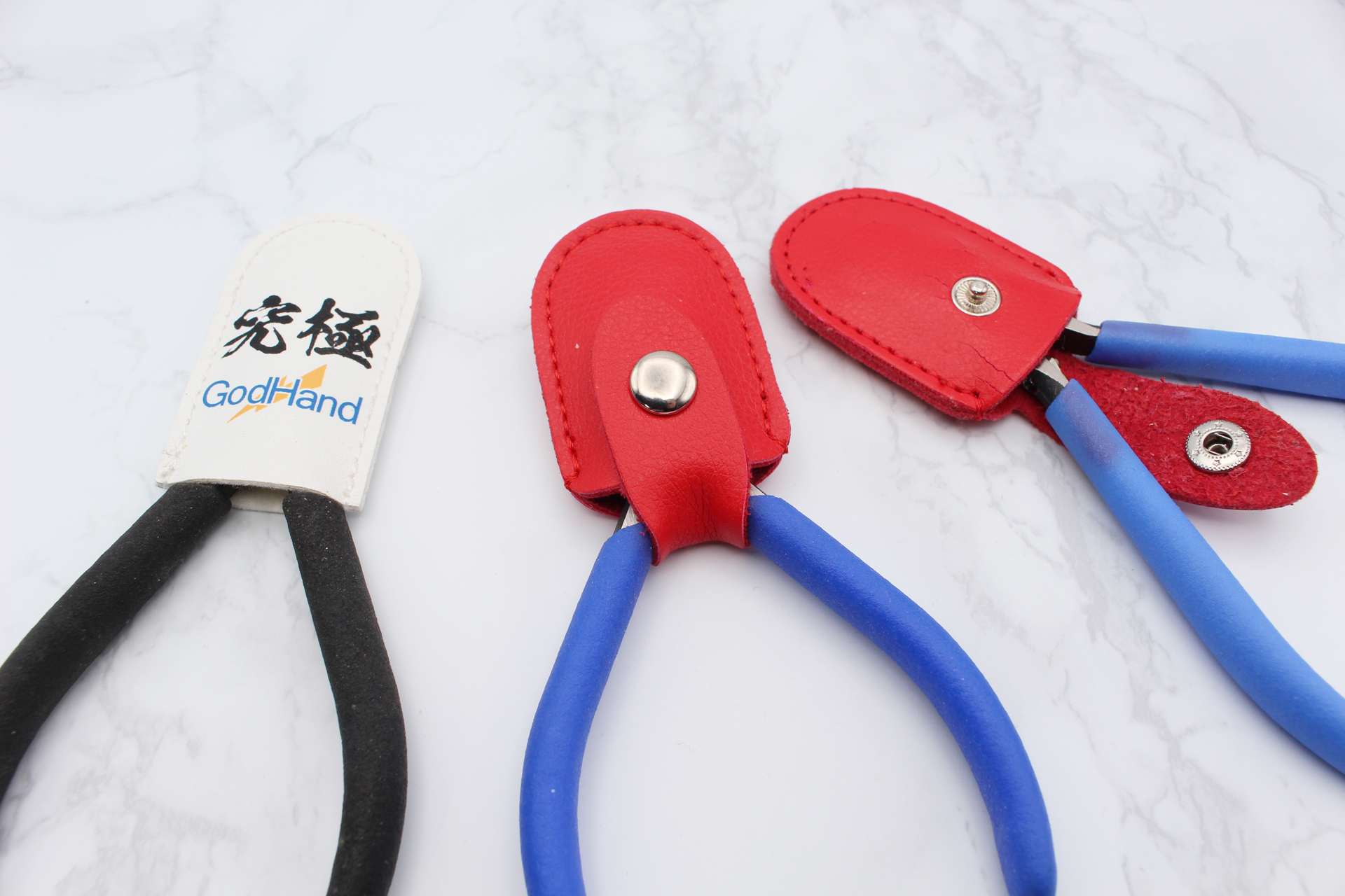 ニッパーキャップは各社から販売中。ホック付きのものが使いやすいが、ゴッドハンドの「ニッパーキャップ ホック付き赤色」はグリップの樹脂の先端に色移りしてしまった。不具合というわけではないので特に気にはしていない