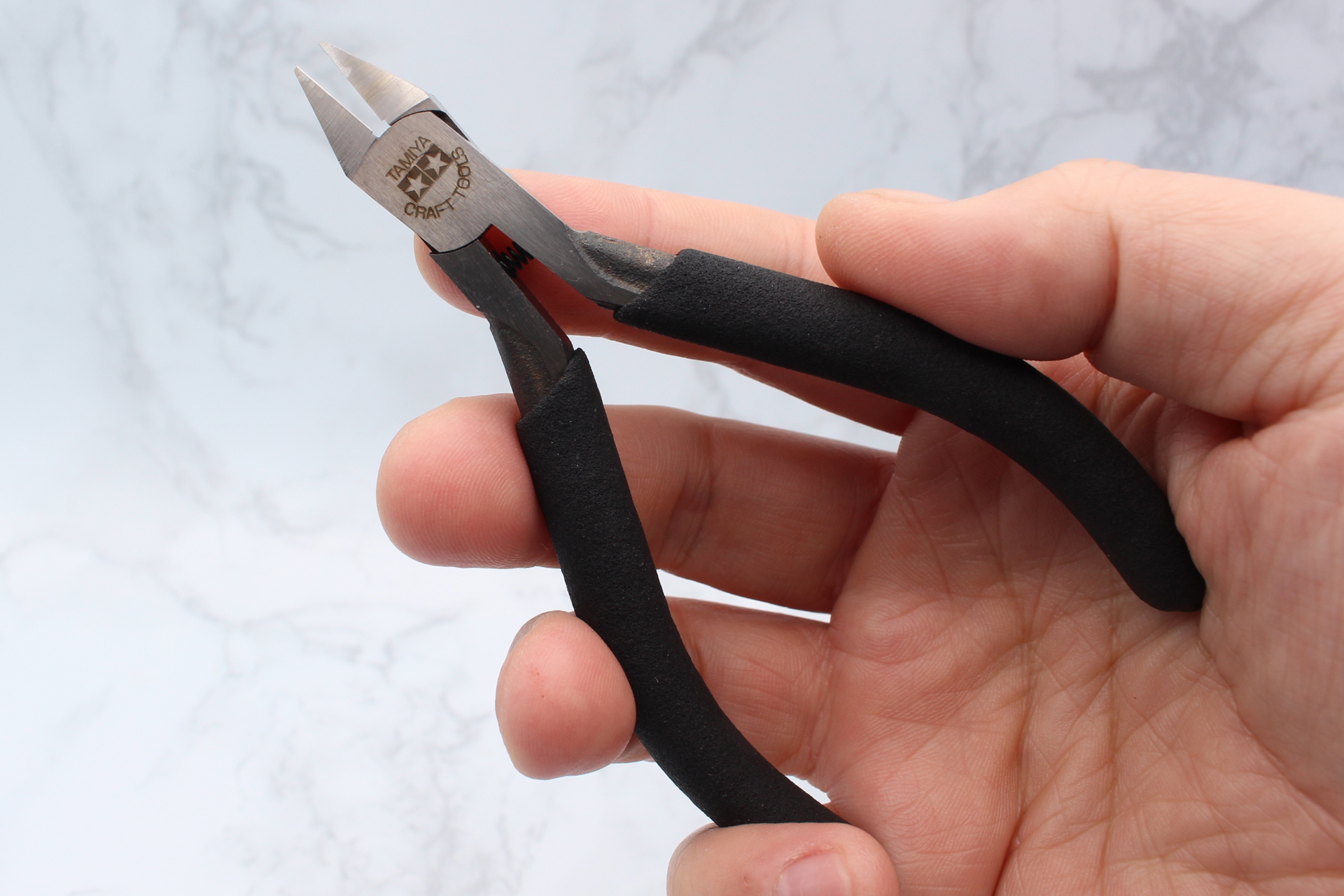 薄刃ニッパーと比べると先が細く長くなっている