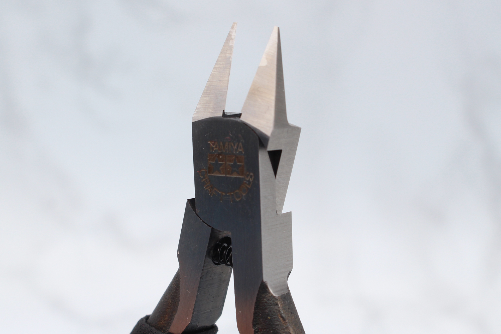 薄刃ニッパーと比べると先が細く長くなっている