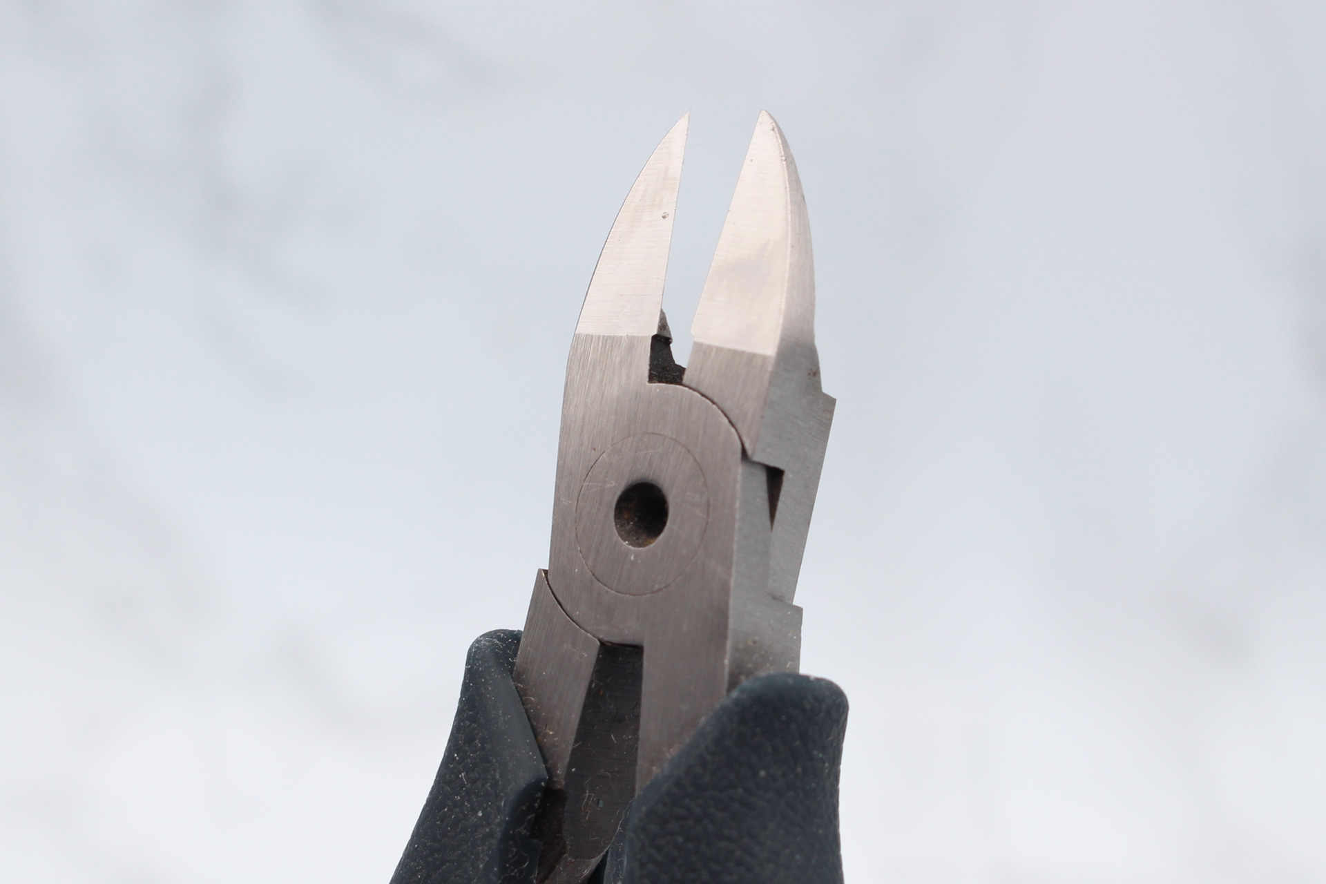 片刃ニッパーなのに両刃ニッパーのように外側の面がフラットになる設計