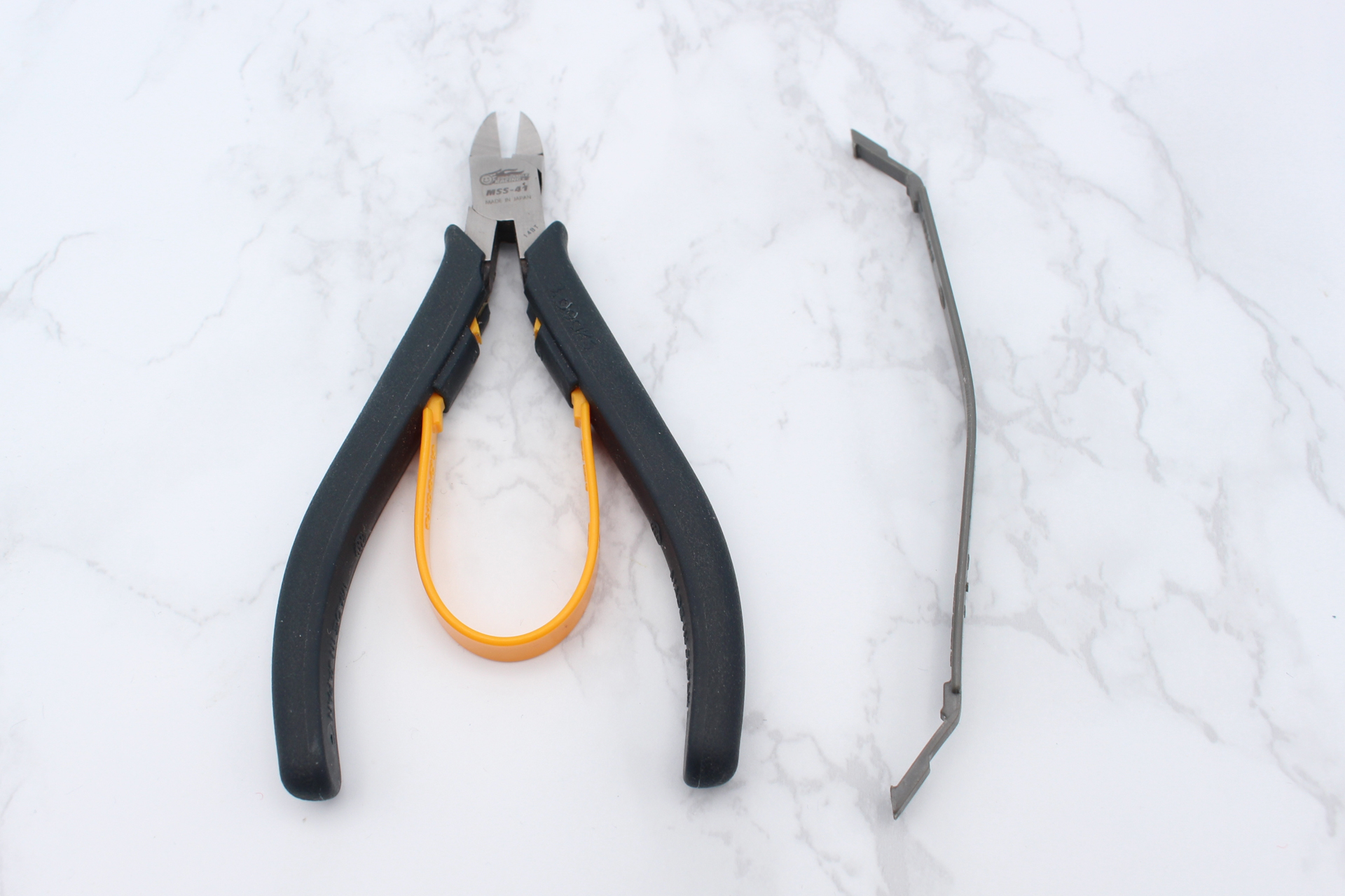 金属スプリングではなく交換可能なプラバネを採用。弾力が弱いほうは刃の開き具合が狭まる