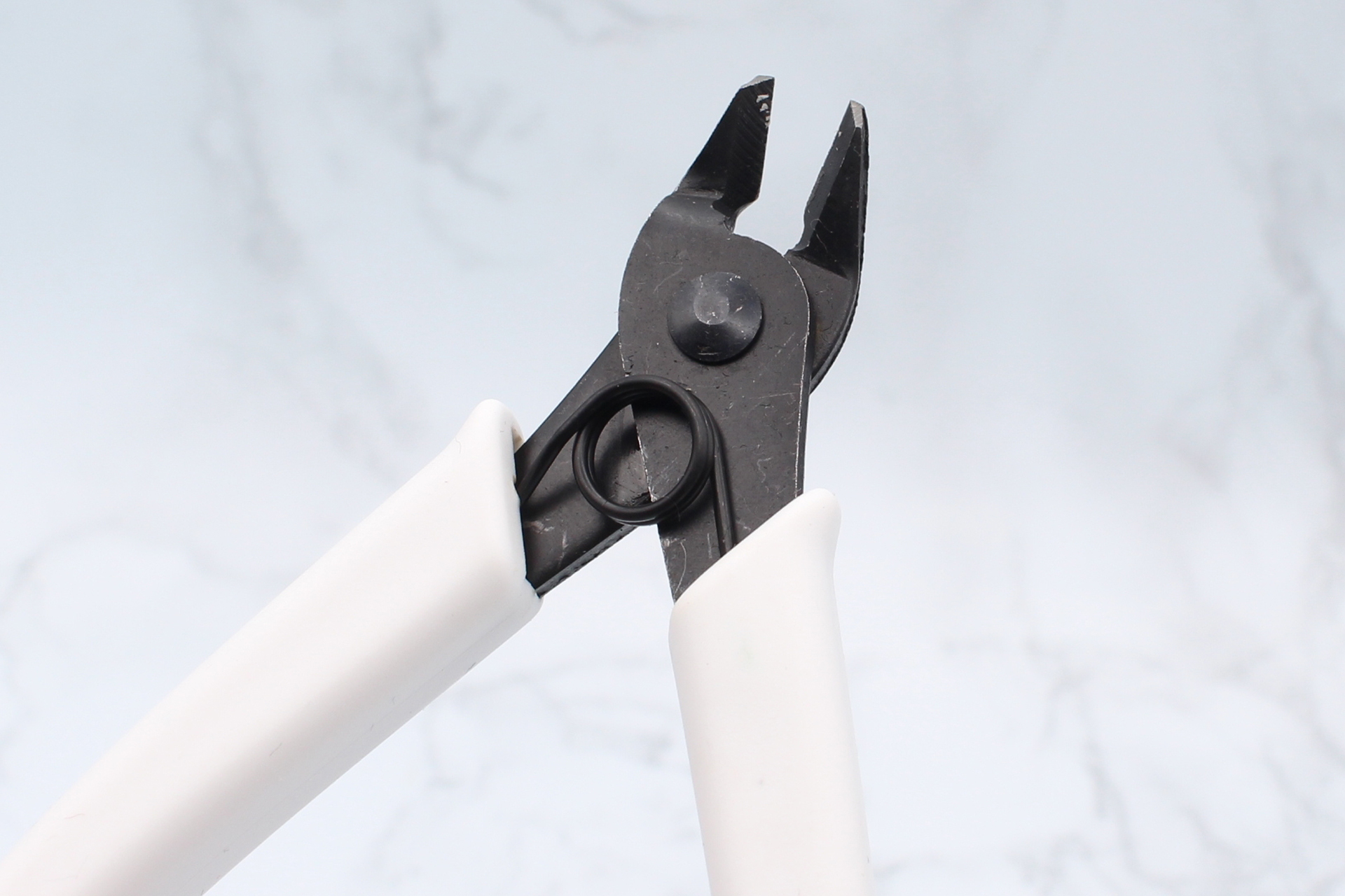 先端の作りは簡素で刃は厚い形状。子どもが多少乱暴に扱っても刃こぼれの心配はなく、万が一壊れても価格的に再購入しやすいのがメリット