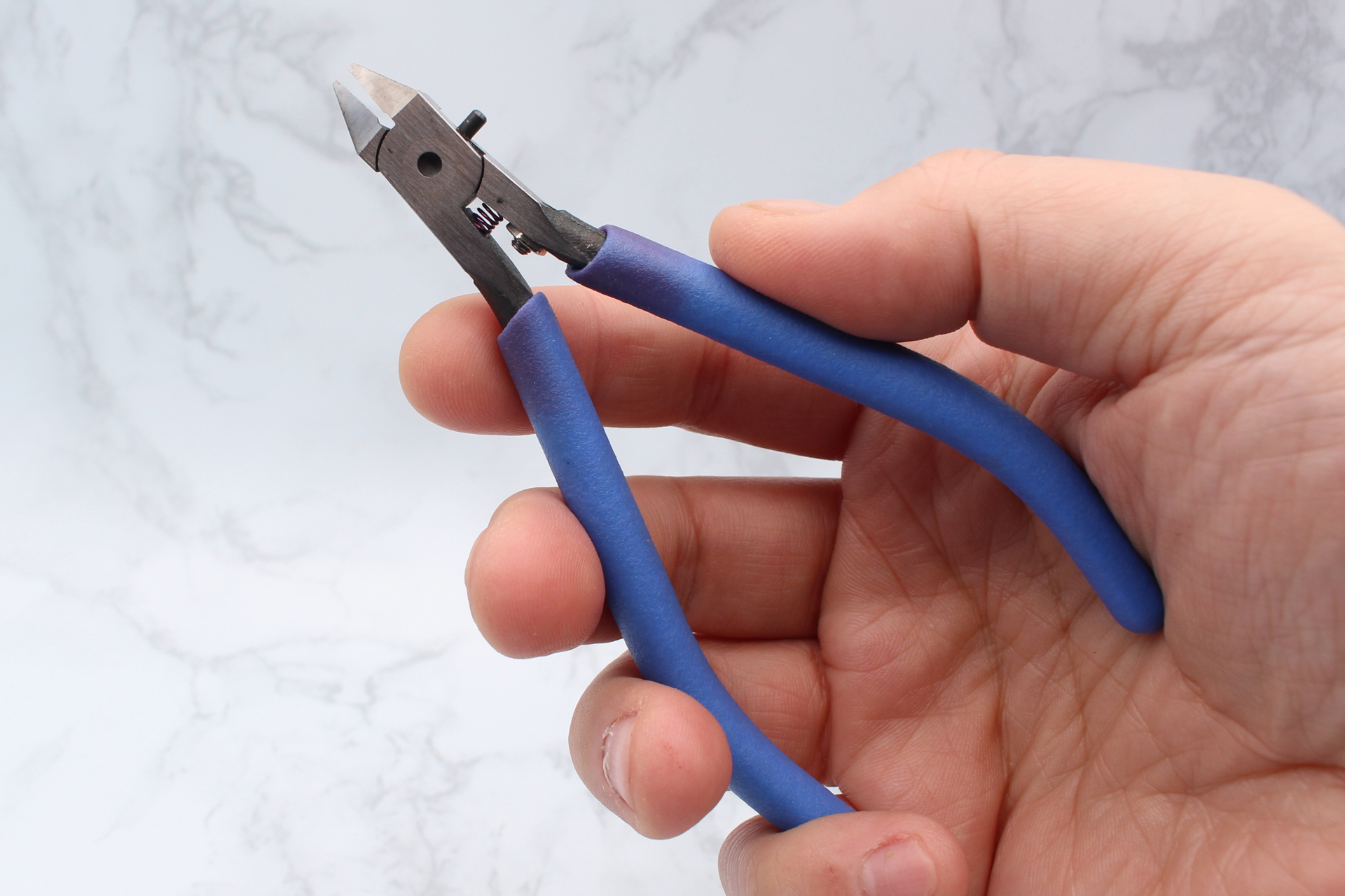 切り刃は非常に薄く切れ味は鋭い。使用時は置く場所などにも注意。筆者は当時虎の子だった1本目をデスクから落として刃を曲げてしまったのだ……（涙）