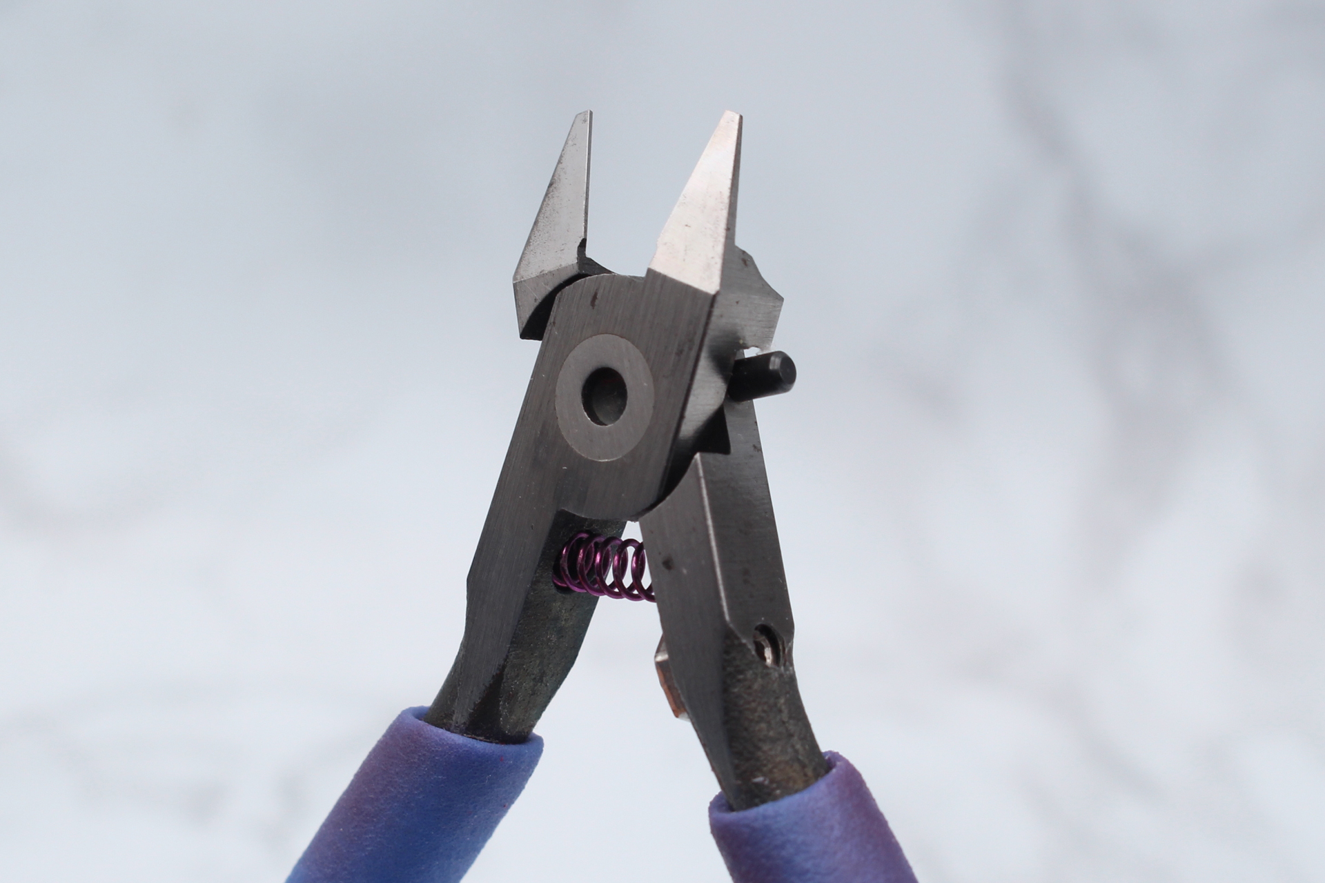 切り刃は非常に薄く切れ味は鋭い。使用時は置く場所などにも注意。筆者は当時虎の子だった1本目をデスクから落として刃を曲げてしまったのだ……（涙）