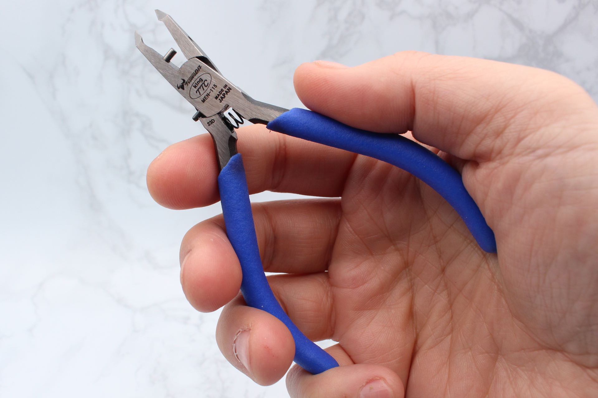 角度が付いた「45°アングル刃」により、平面の突起物をカットしやすい