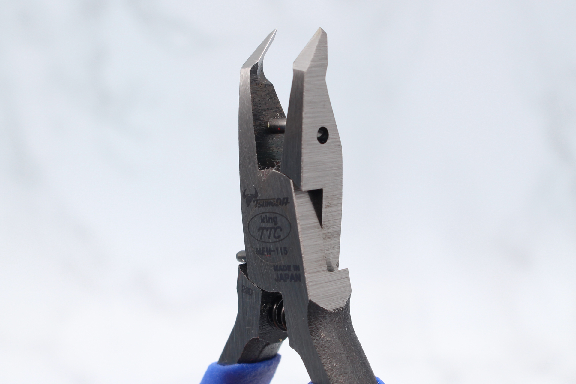 角度が付いた「45°アングル刃」により、平面の突起物をカットしやすい