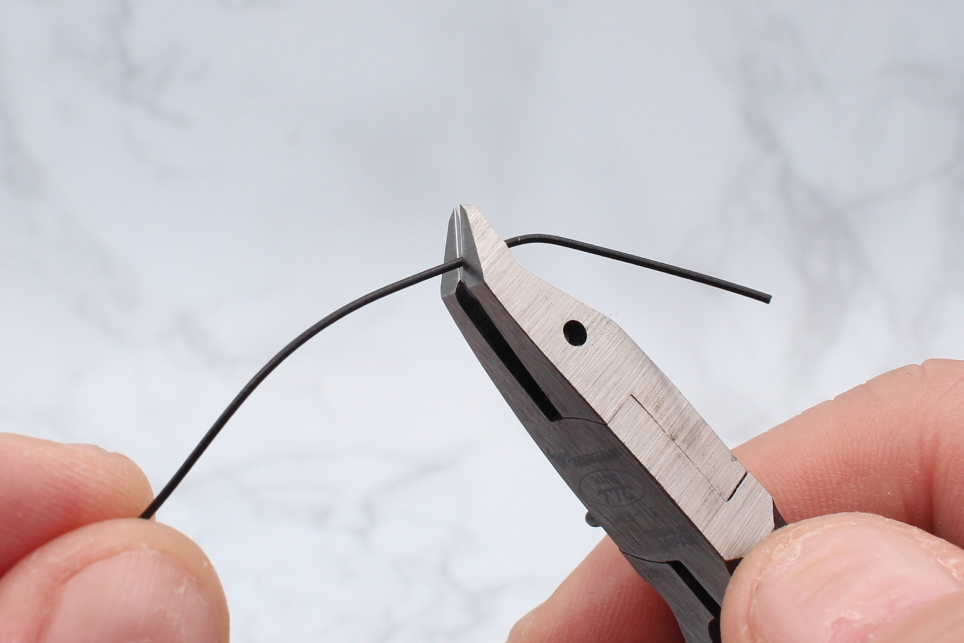 金属が入ったリード線はプラ用ニッパーで切るのは危険。このニッパーはヨリ線や真鍮線もカットできる