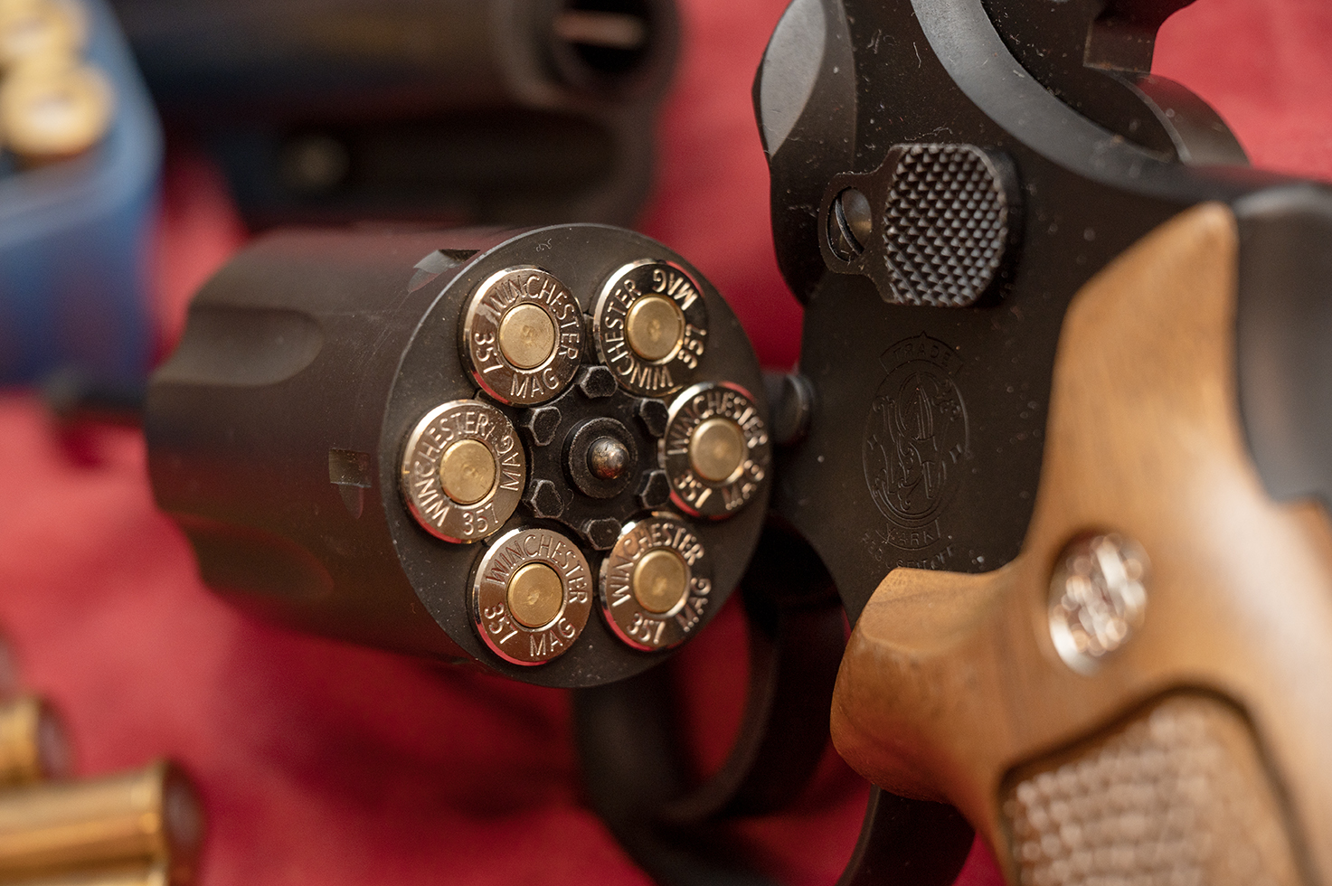 スイングアウトしたシリンダーに収まったカートリッジ。「戦闘準備完了」という雰囲気が良い