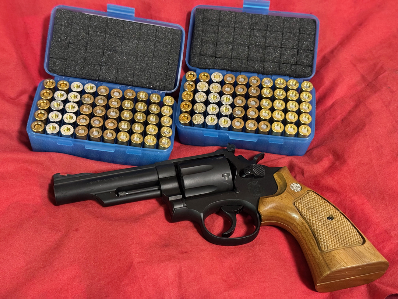 .38スペシャルと、.357マグナムのモデルガン用カートリッジとS&W M19 ４インチ