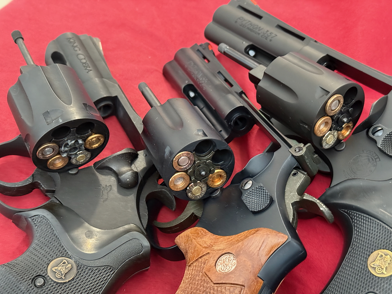 タナカとハートフォードのスマイソン（スモルト）と、KSCのキングコブラ（いずれも、.38Special, .357MAGNUMカートリッジを使用する銃）で、メーカー純正カートリッジを相互に入れ替えてみたり、サードパーティのトリプルカートリッジをセットしてみる。サイズが合えばシリンダーに収まり、発火させることも可能だ