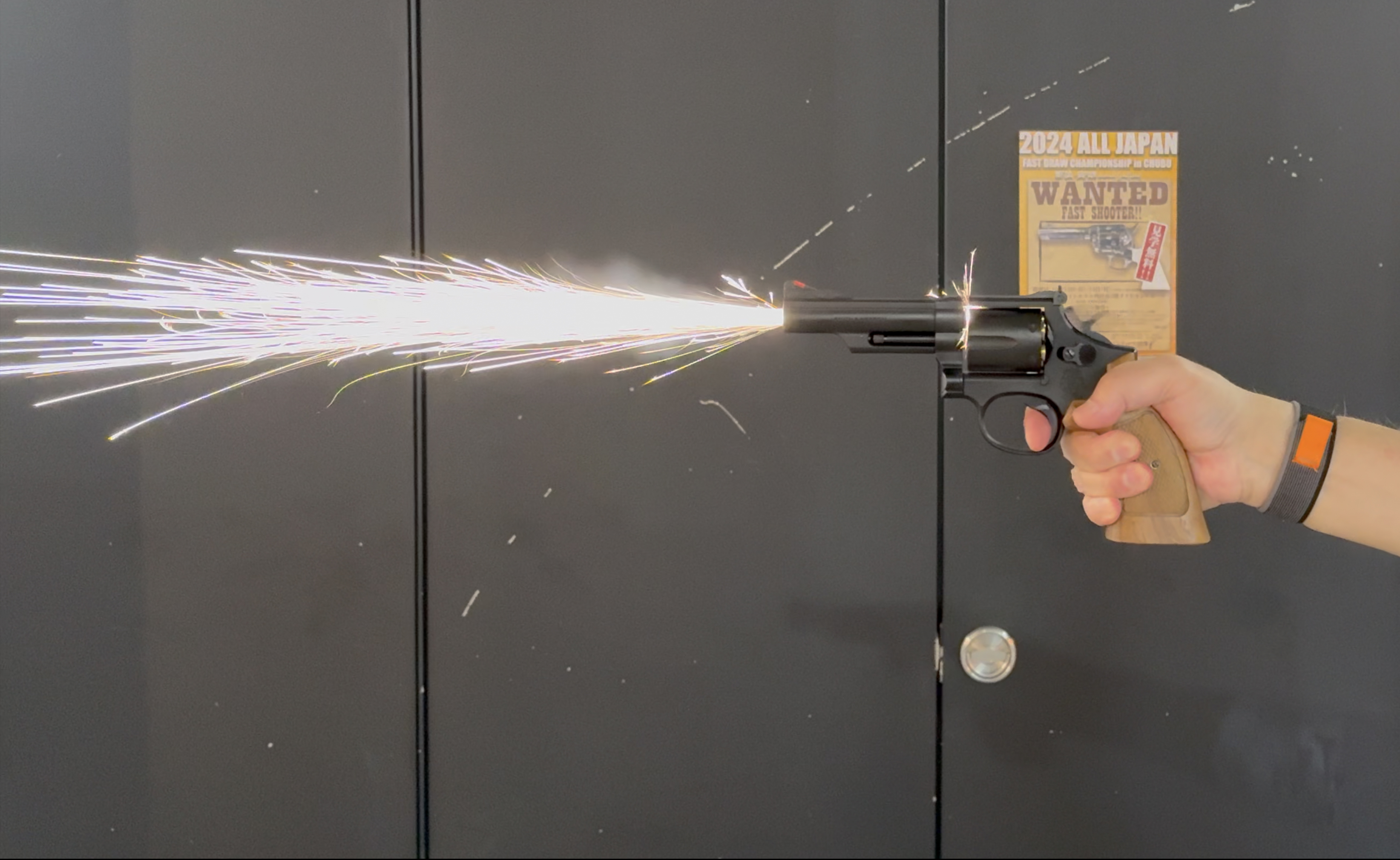 シングルキャップでの発火の様子。銃口から火花も確認できるし、音もしっかり聞こえる。迫力もあってシングル（ノーマル）カートリッジでも十分という気もする