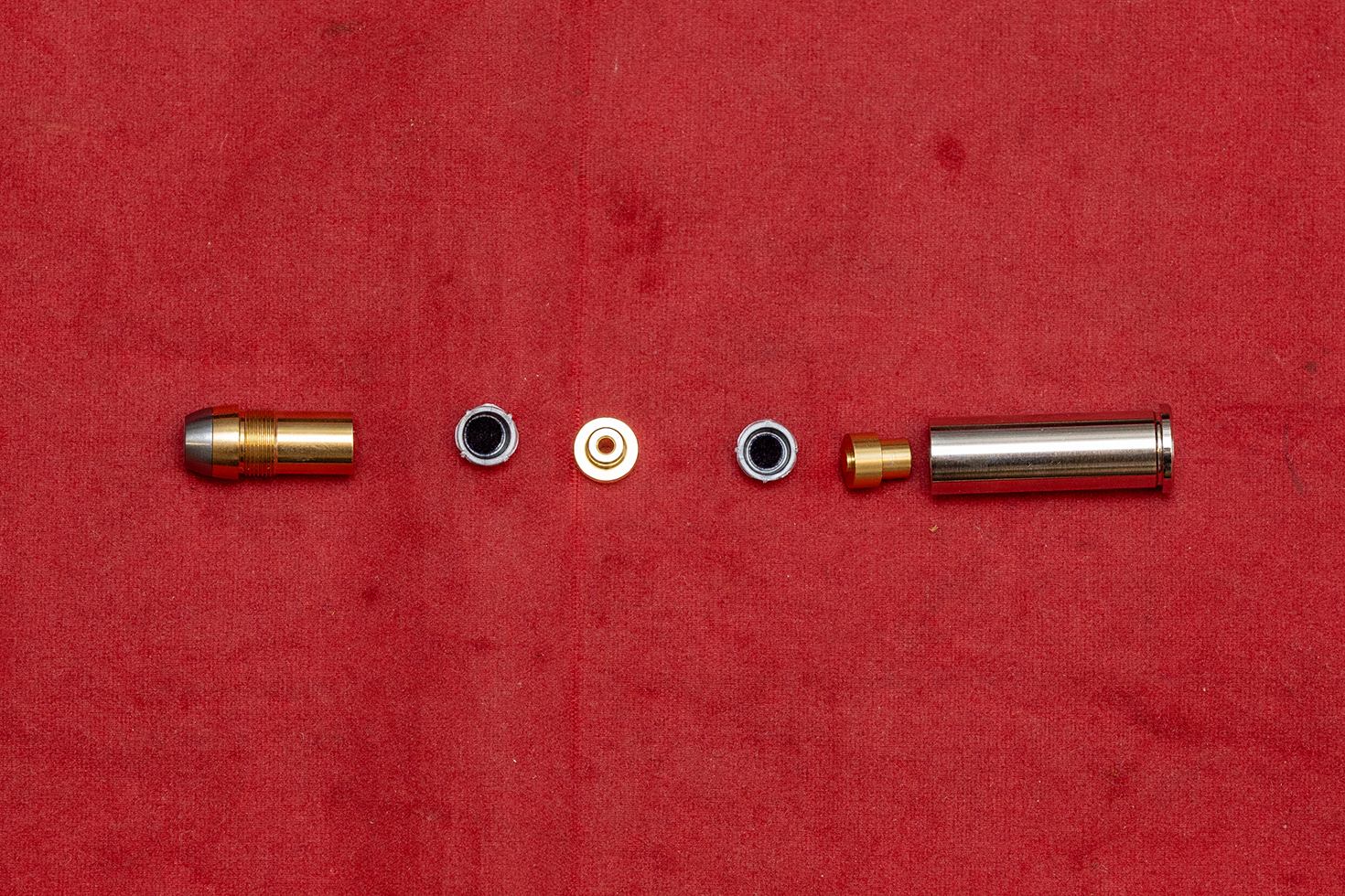 火薬をセットするために分解した様子。デザートイーグルのダブルキャップカートリッジと構造が似通っている。カートリッジ底部の刻印もリアルな感じで良い。