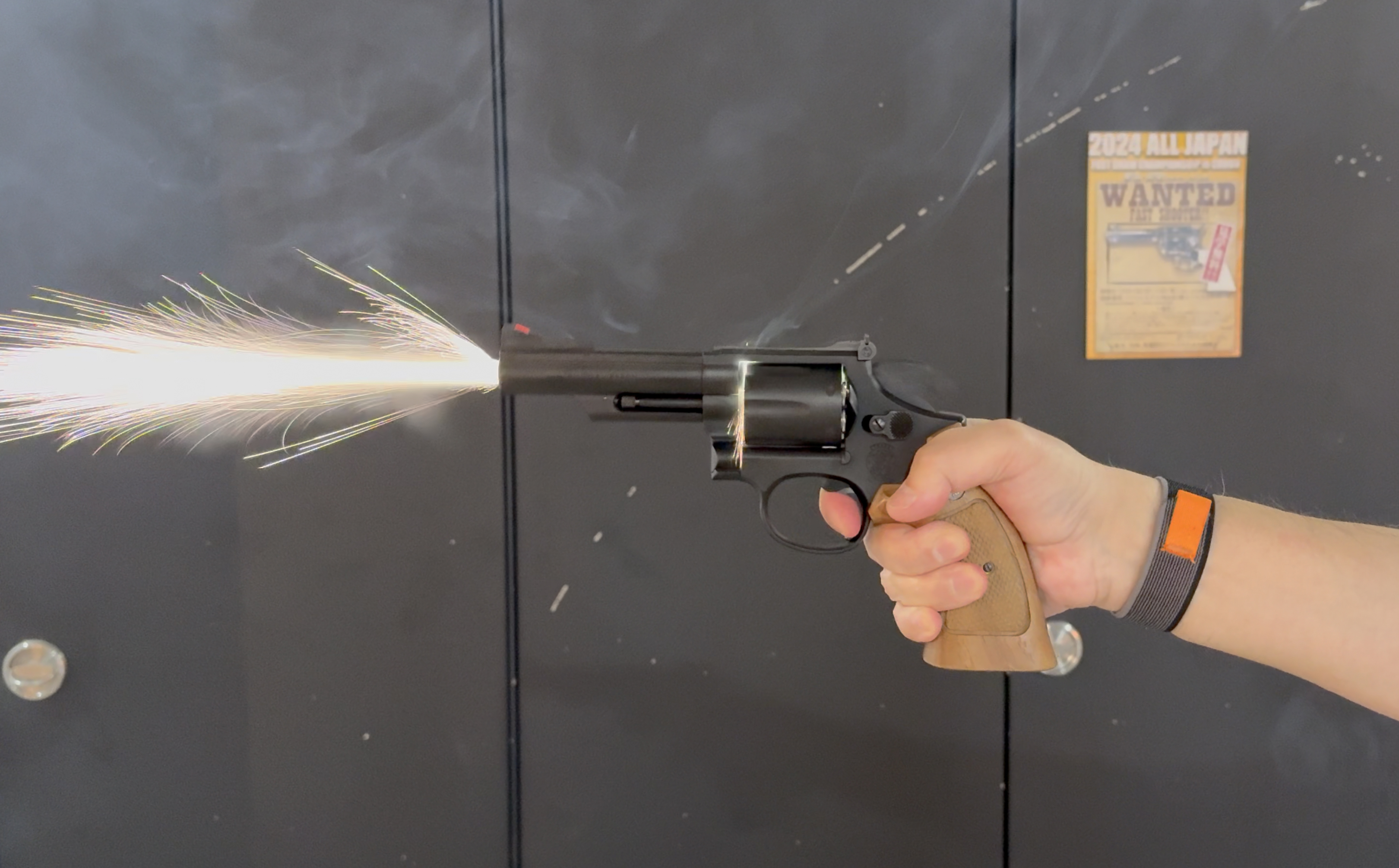 ダブルキャップでの発火の様子。火花も多く出て、音も大きくなっている。発砲後の銃口からの煙も多くて雰囲気がある。シリンダーギャップ（（バレルのフォーシングコーン、銃身の根本とシリンダーのわずかな隙間）からの火花が漏れる様子も迫力を感じる