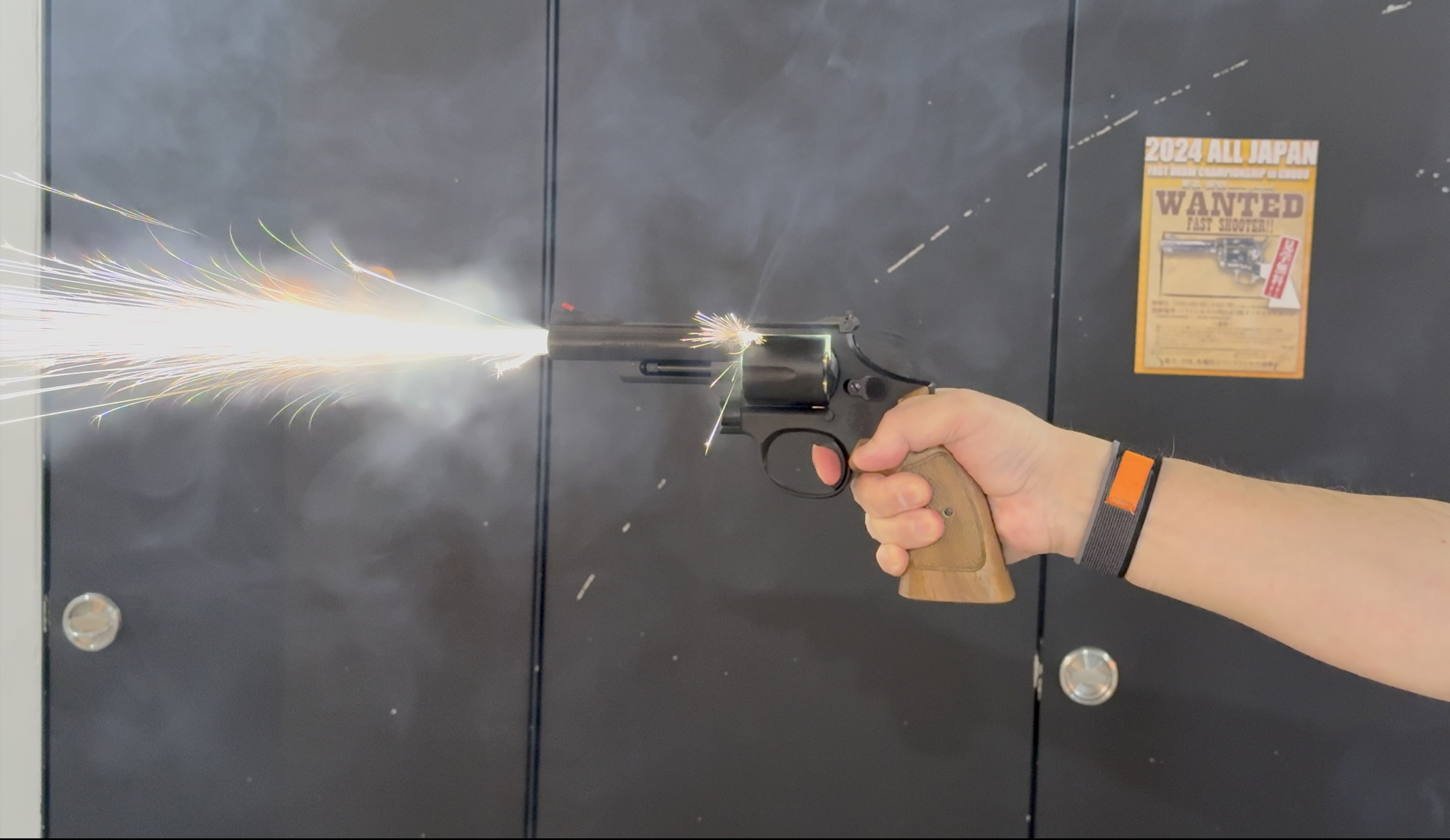 トリプルキャップ＋１での発火。もはや爆音と言って良い轟音と盛大な火花となる。シングルキャップはモデルガンの音だとイメージできるが、トリプルキャップはそれ以上の迫力を感じる。火花も、銃口だけでなくシリンダーギャップからも漏れて迸る様子が見て取れる。銃へのダメージを考えると頻繁に使うのは躊躇われるが、機会ができたら撃てるように、手元に置いておきたいカートリッジでもある