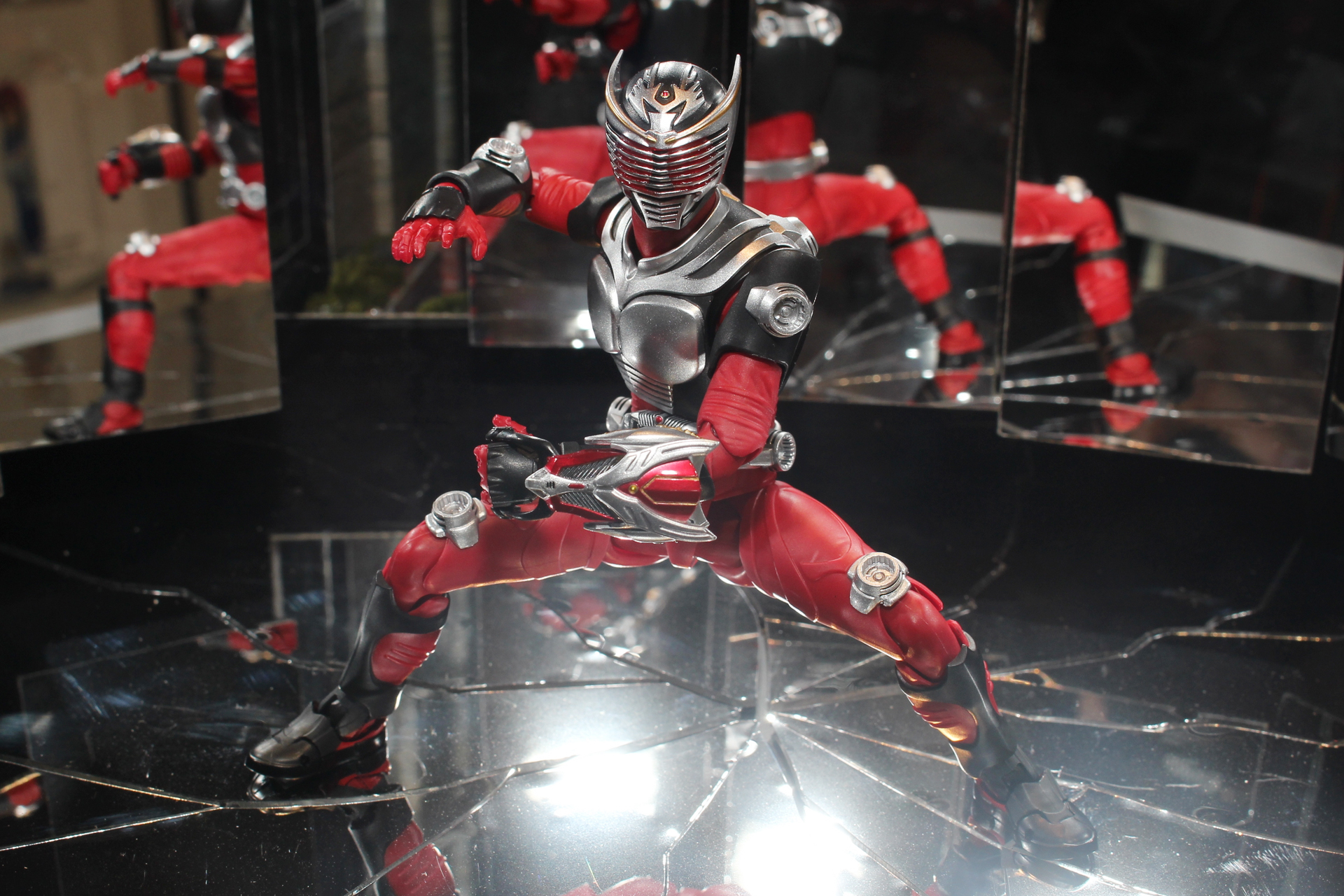 「S.H.Figuarts（真骨彫製法） 仮面ライダー龍騎」。8月発売予定。価格は9,900円