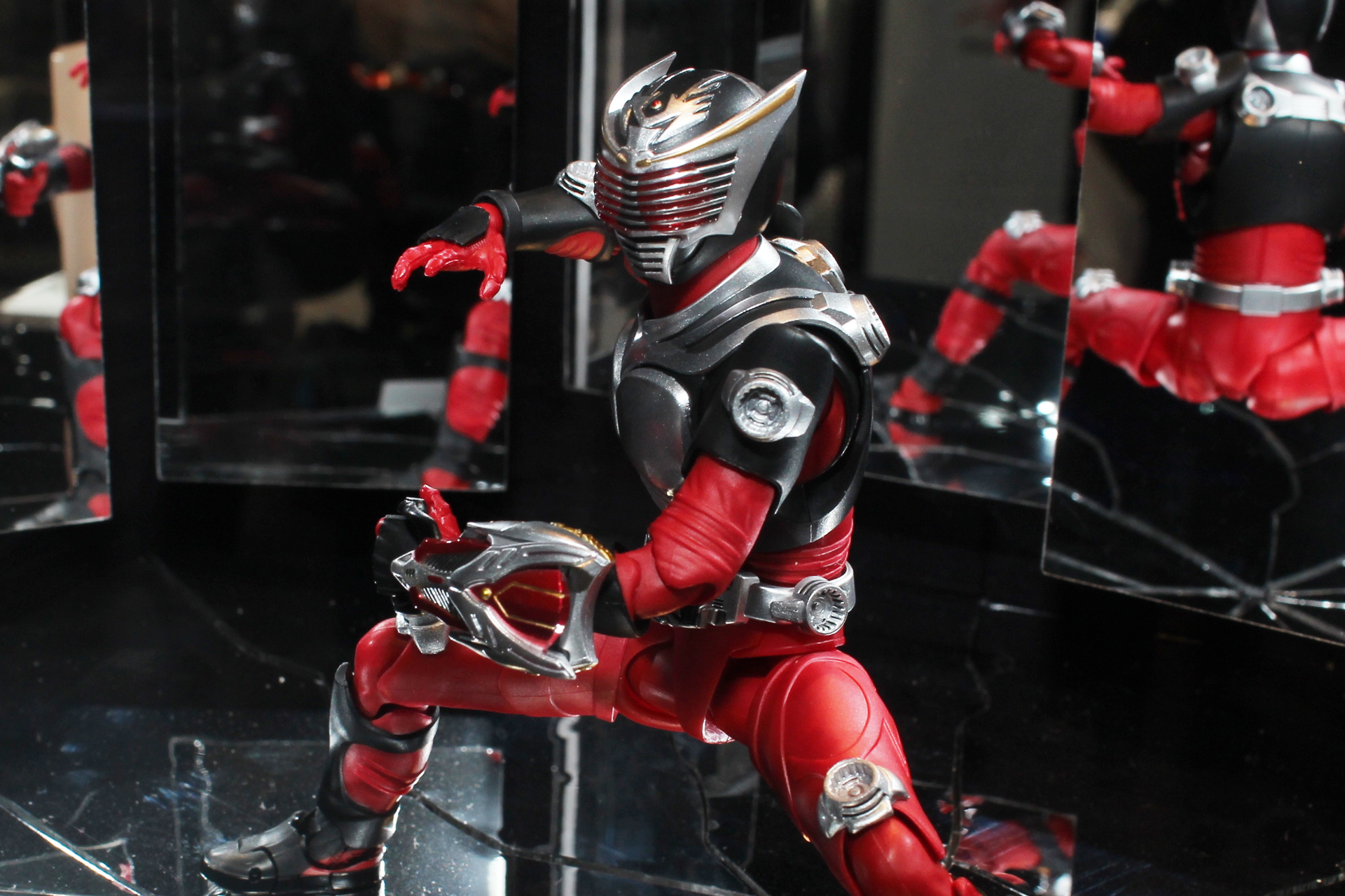 オープニングをイメージした無数の鏡を使ったディスプレイで展示中