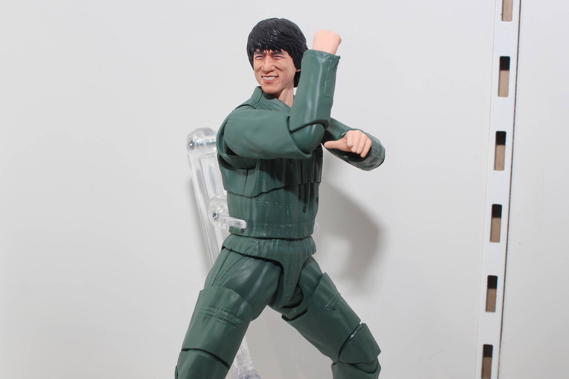 二階建てバスを追跡するシーンのツナギ姿を立体化。主題歌の「英雄故事」が聞こえてくるようだ