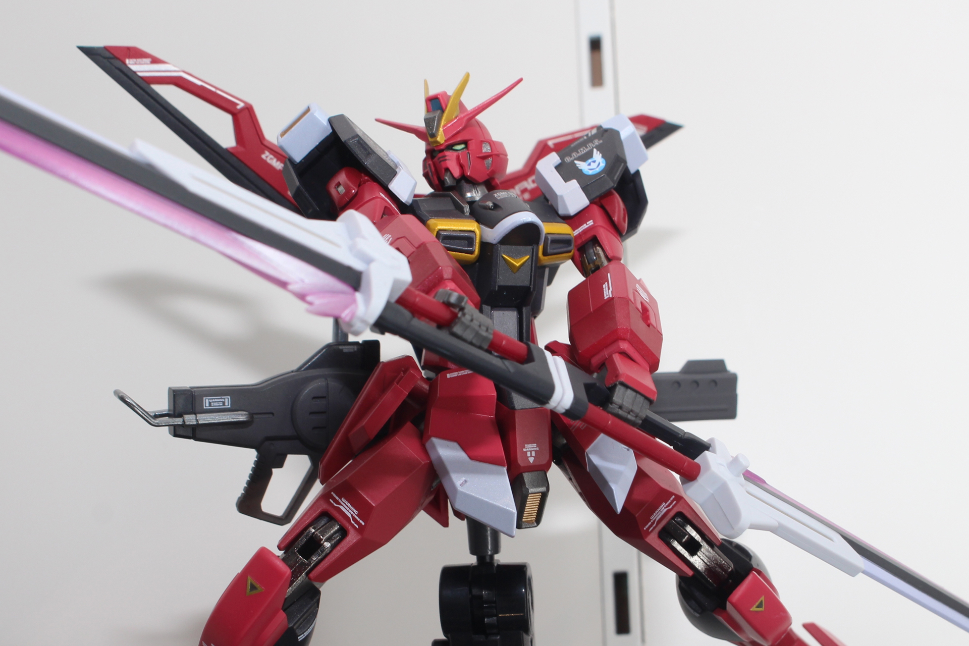 ルナマリアが搭乗した機体で、VPS装甲により全身が真紅になっている