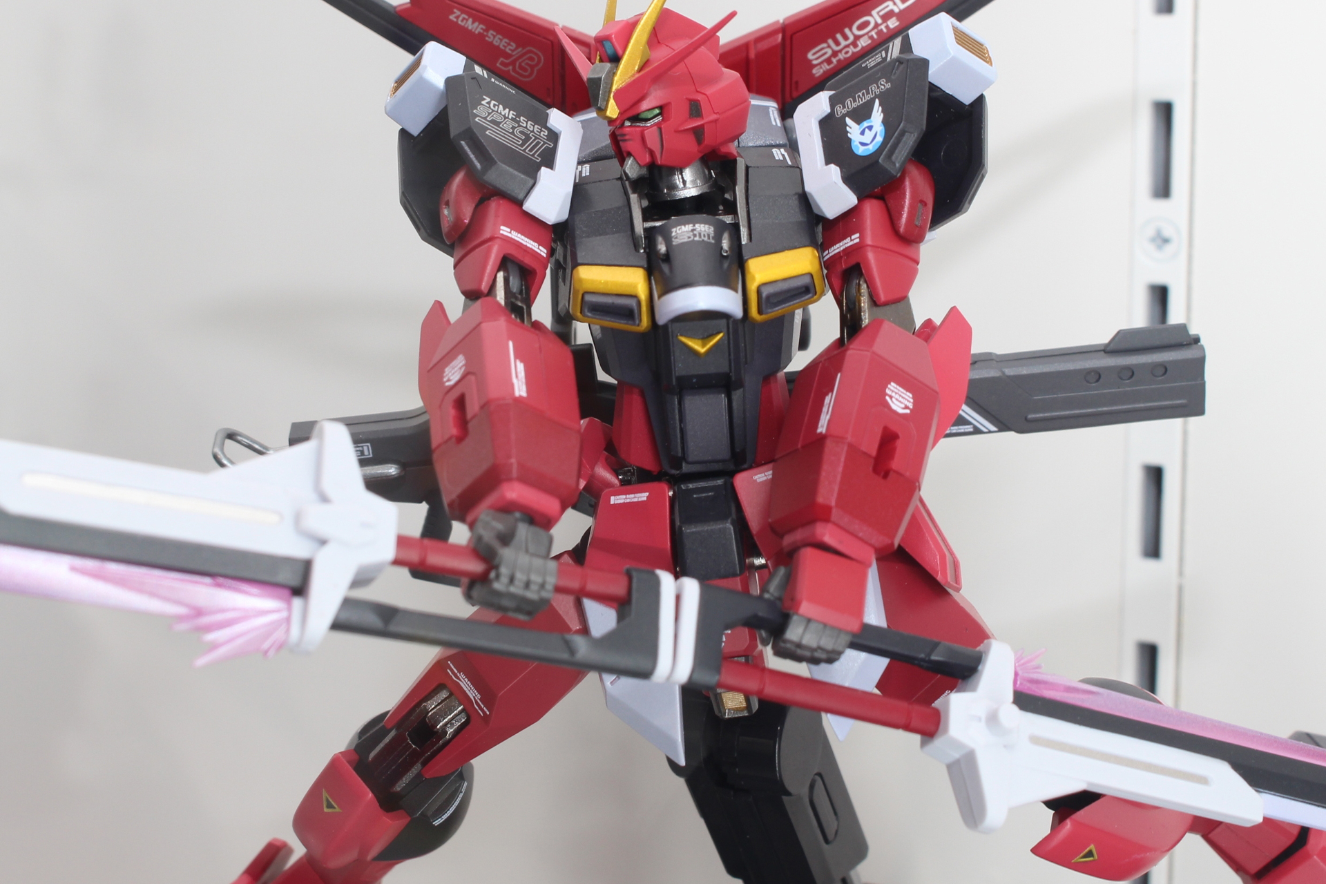 METAL ROBOT魂のセールスポイントとなる金属関節が肘や膝などに見えている