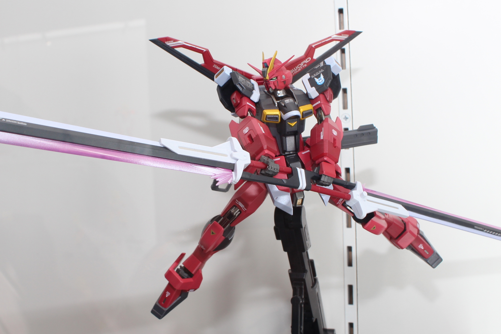 広い可動範囲により外連味あふれるポージングが可能だ