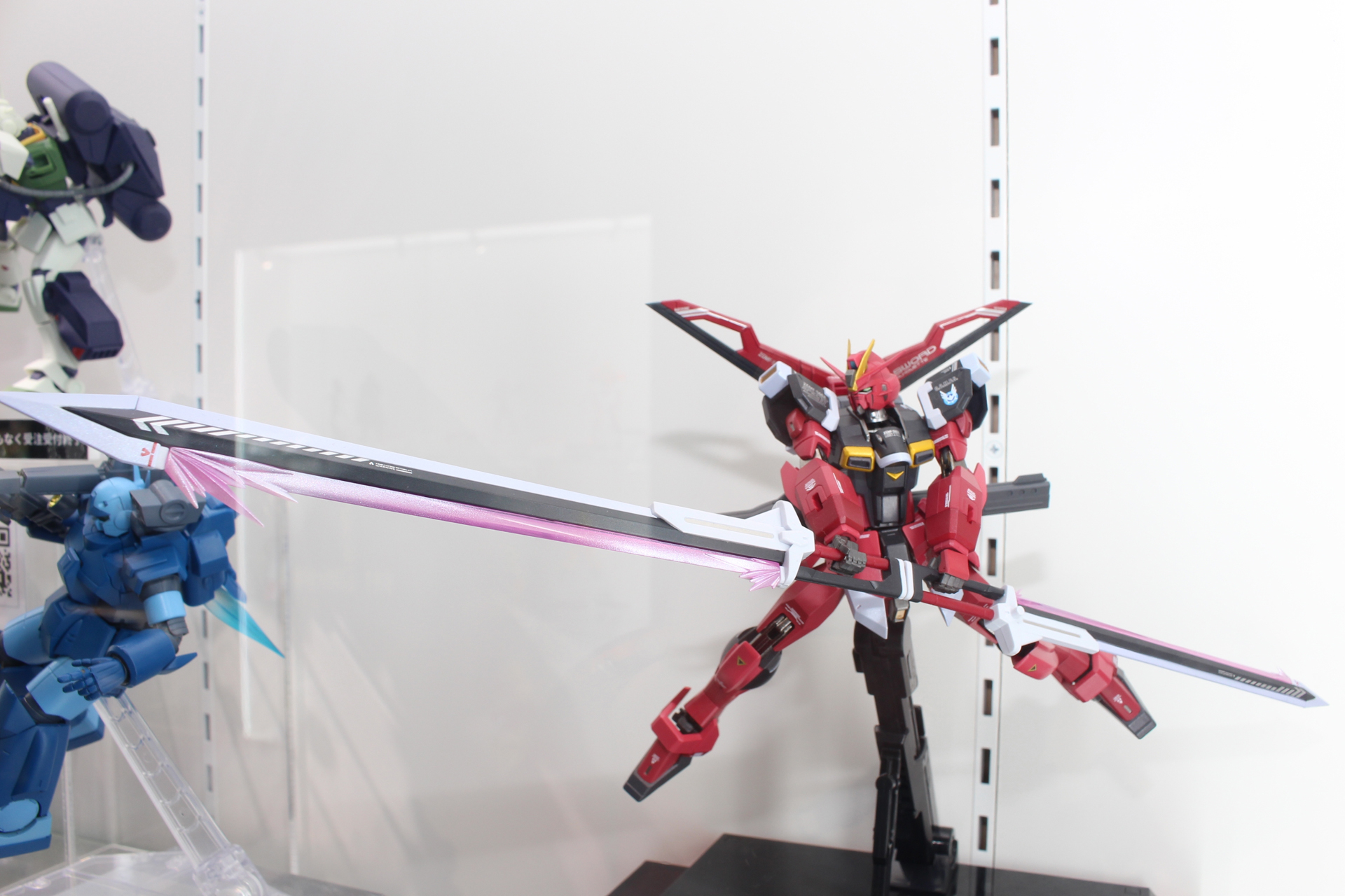 パース付きのエクスカリバー アンビデクストラスフォーム。一方を大きく造形することで迫力のあるアングルで機体を楽しめる
