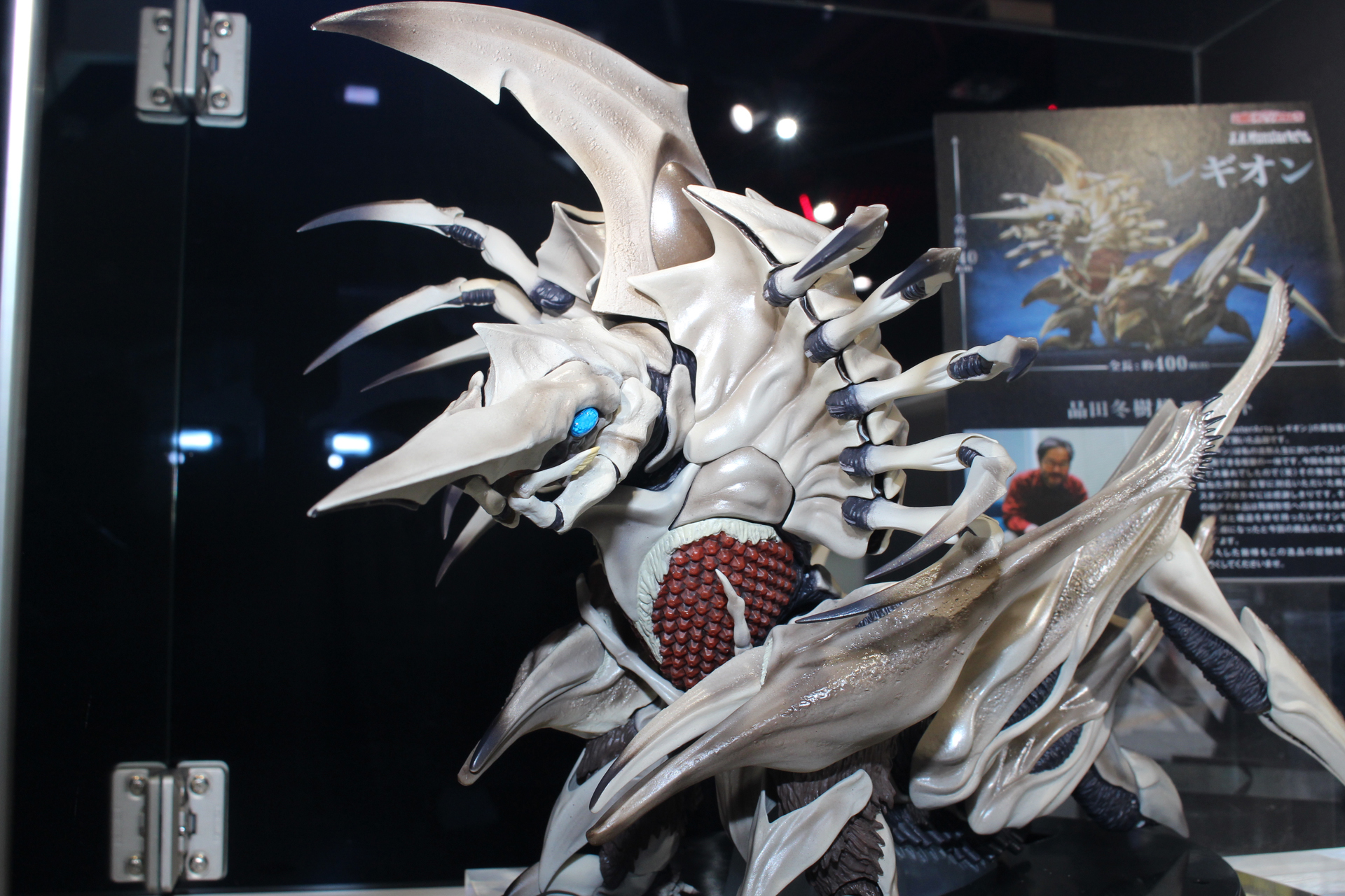 巨大レギオンの姿を劇中そのままの姿で再現。発売中の同シリーズのガメラと同スケールだ