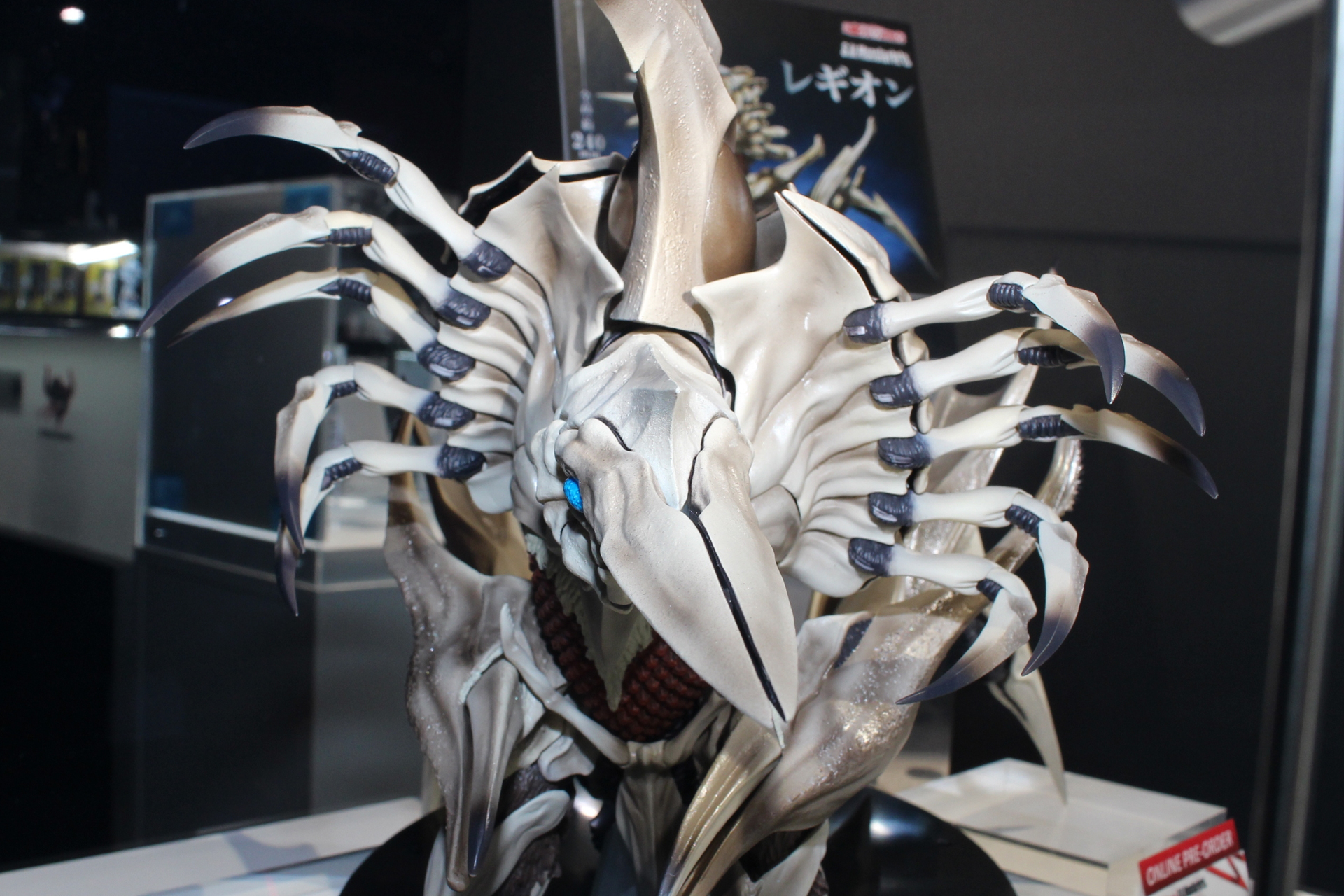 10本の「干渉波クロー」は独立して各関節が可動する。また「スレッジアーム」や「サイズレッグ」も動かせる仕様だ