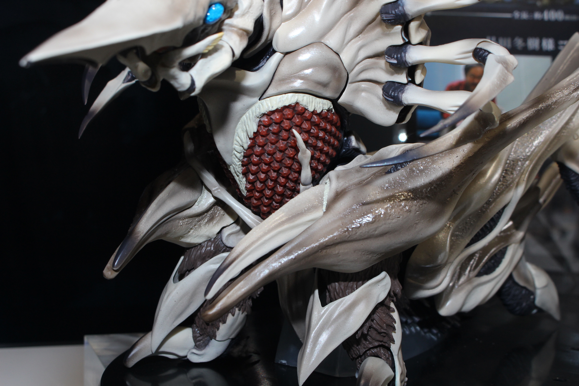 ソルジャーレギオンを生み出すエッグチャンバーや、ターコイズブルーの眼はクリアパーツで再現。全身の表面の質感も見どころだ