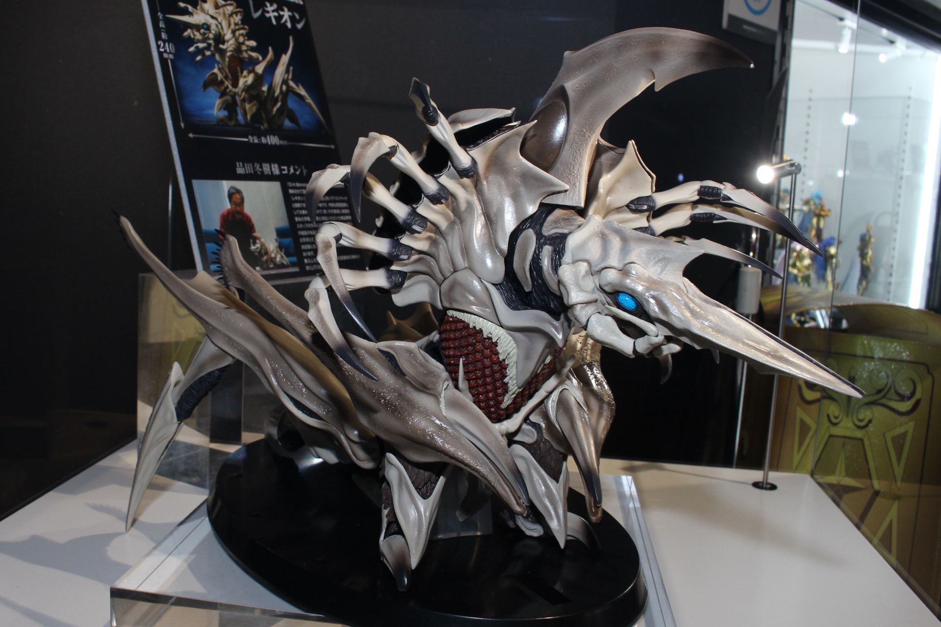 パーツ差し替えによってえ飛翔形態になるギミックも搭載