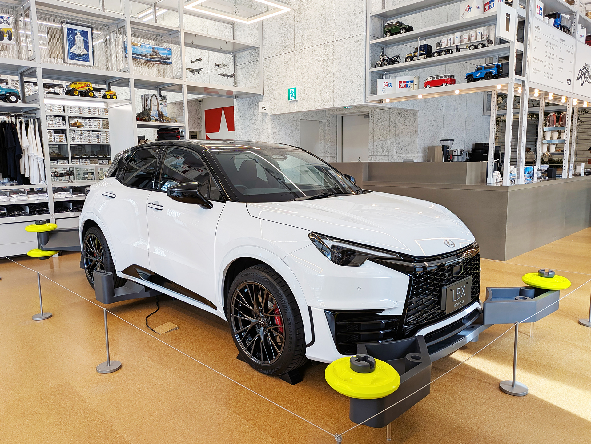 実車にシャーシやバンパーをつけた「実車版ミニ四駆 LEXUS LBX MORIZO RR」が現在タミヤモデラーズファクトリー東京で展示中。