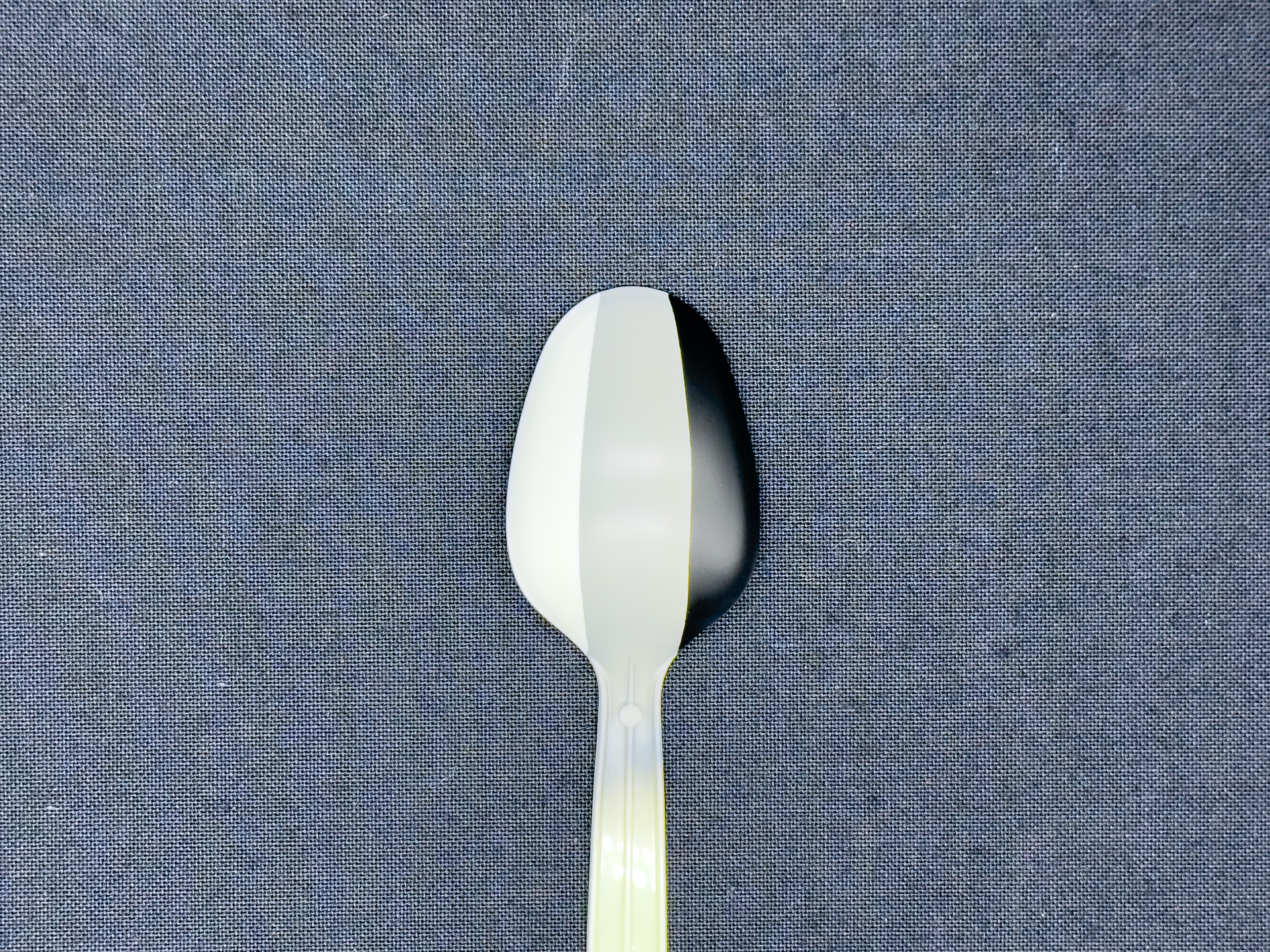 「ガイアノーツ20周年記念カラーセット」塗装前のテストピース。下地色はホワイト、グレー、ブラックの3色で色分けしています。