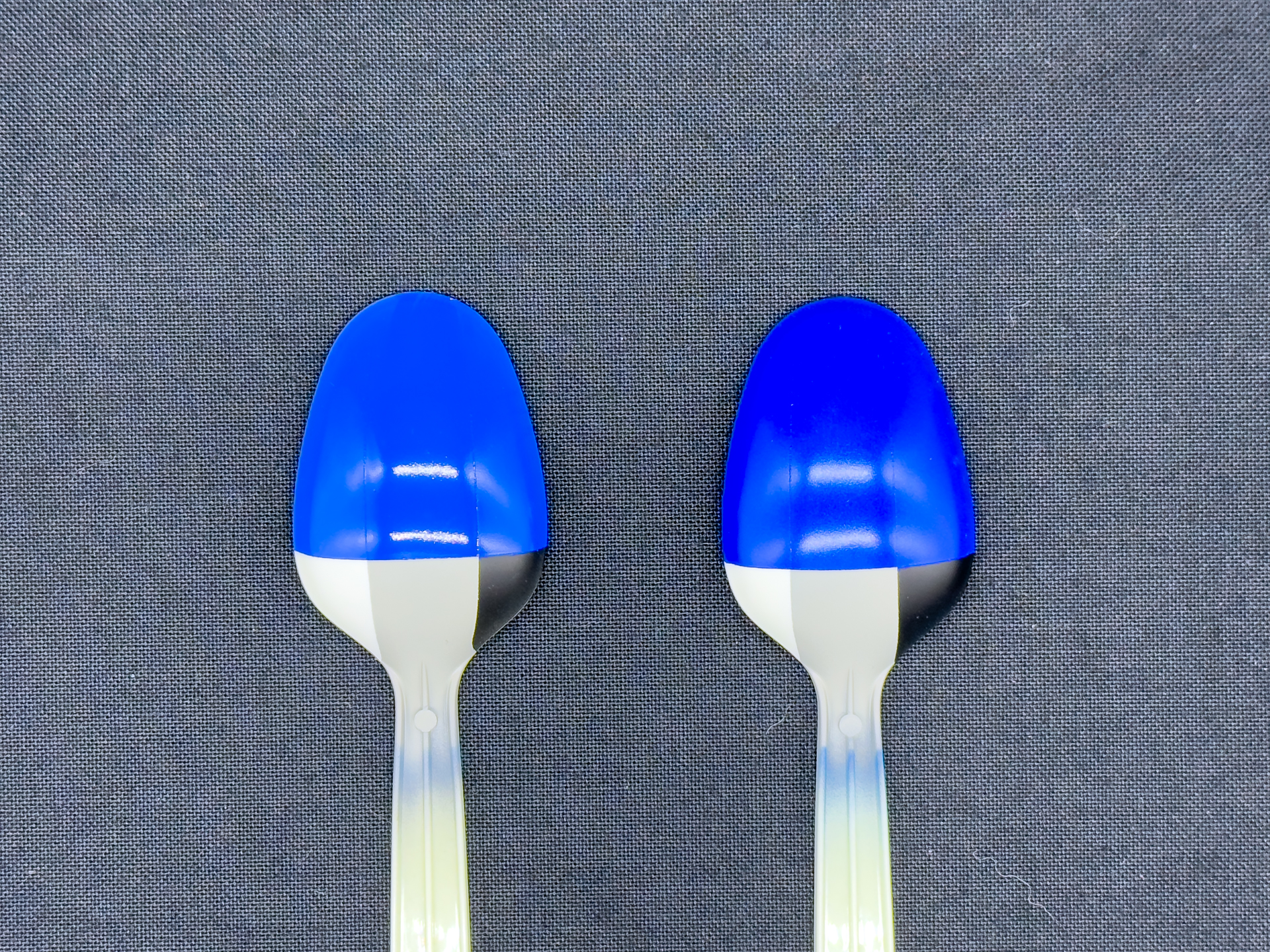 塗装を行なったブルー（左）とパールブルー（右）。パールブルーは彩度が高く感じます。