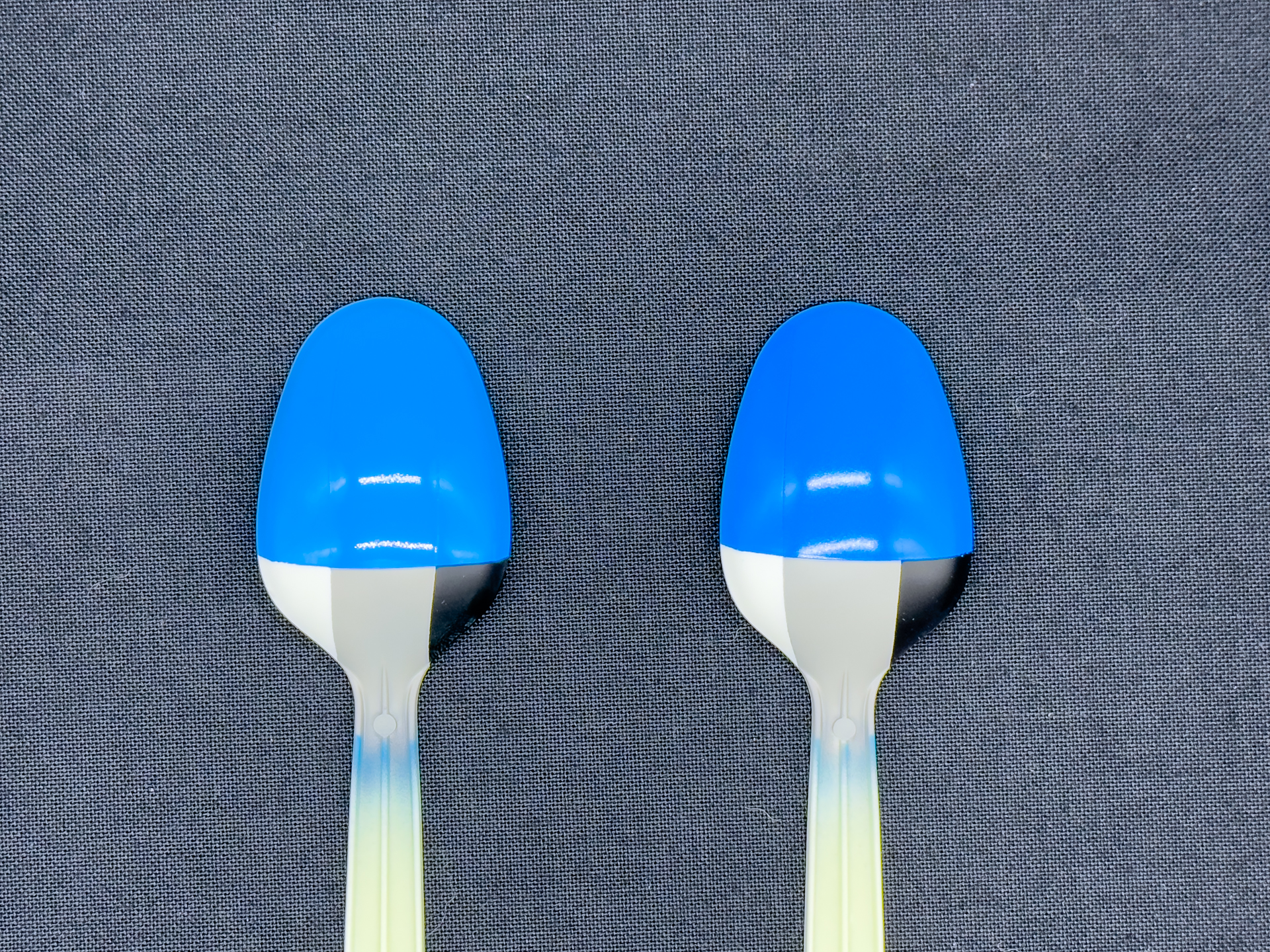 ライトブルー（左）とパールライトブルー（右）の比較。パールライトブルーは下地色の影響を受けています。