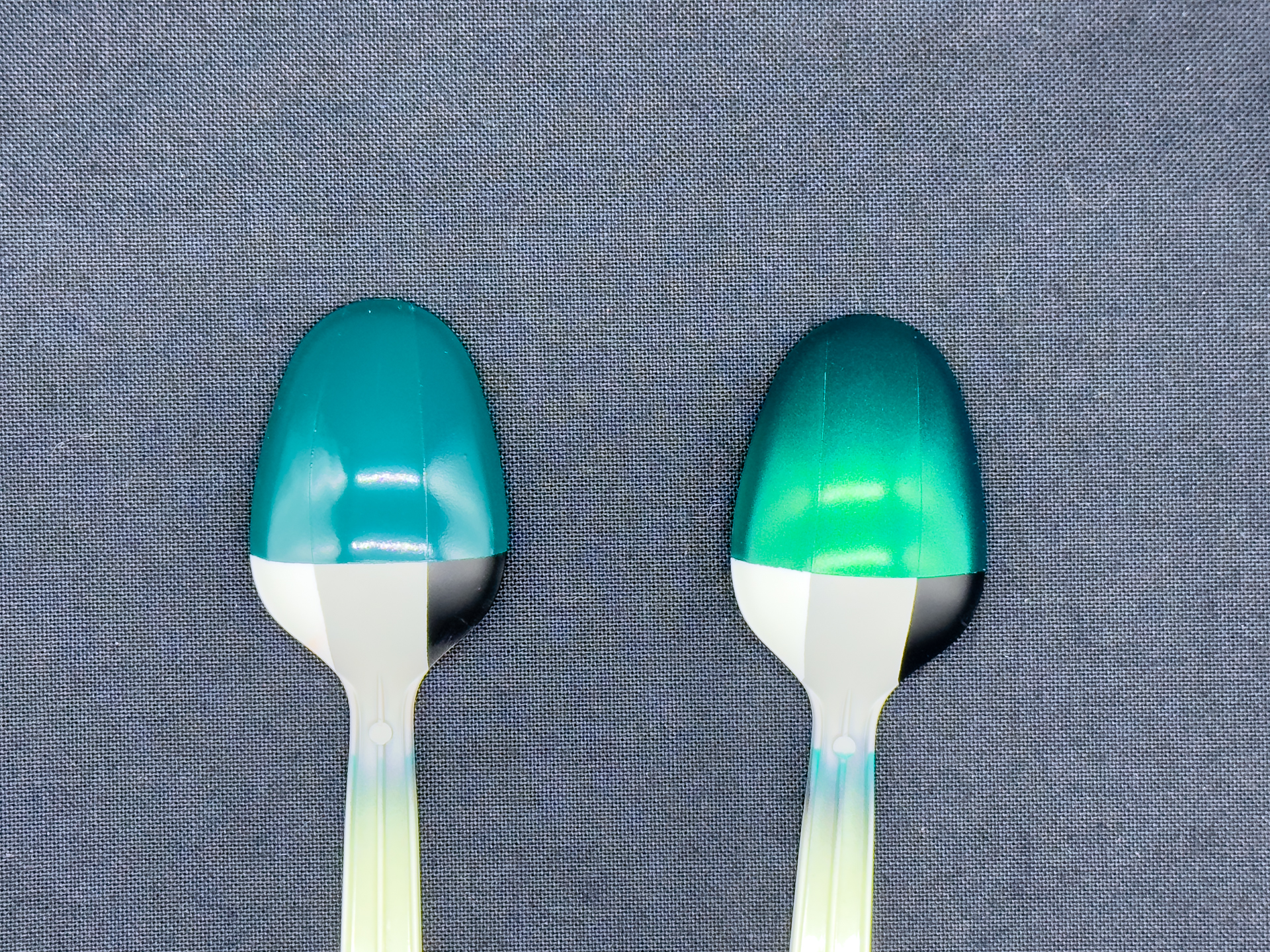 グリーン（左）の発色は下地色に左右されませんが、パールグリーンは下地色の影響を受けるようです。