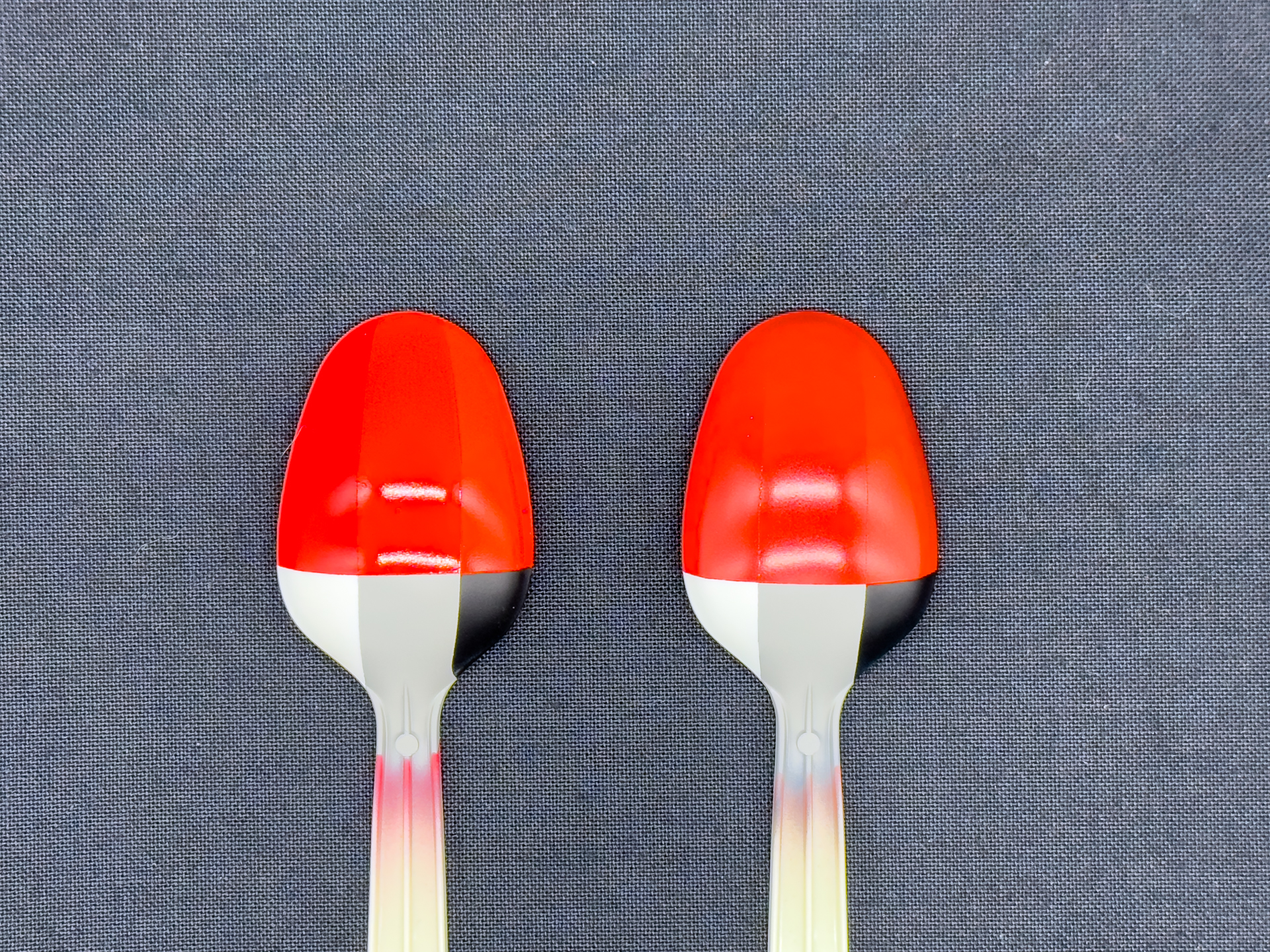 通常のレッド（左）は下地色が暗くなるにつれて彩度が下がり、パールレッド（右）は下地色が暗くなるにつれ明度が下がる印象です。