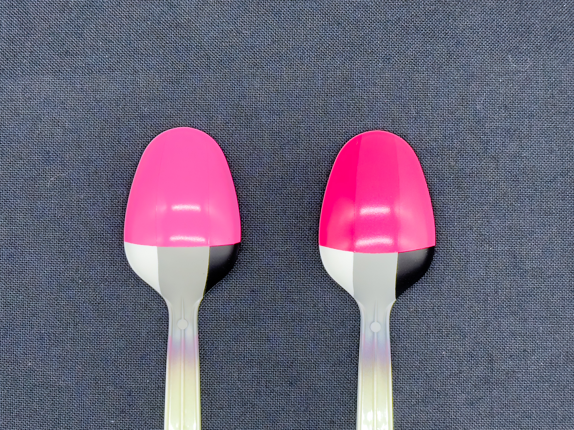 ピンク（左）とパールピンク（右）の発色比較。パールピンクは下地色の影響を顕著に受けるようです。