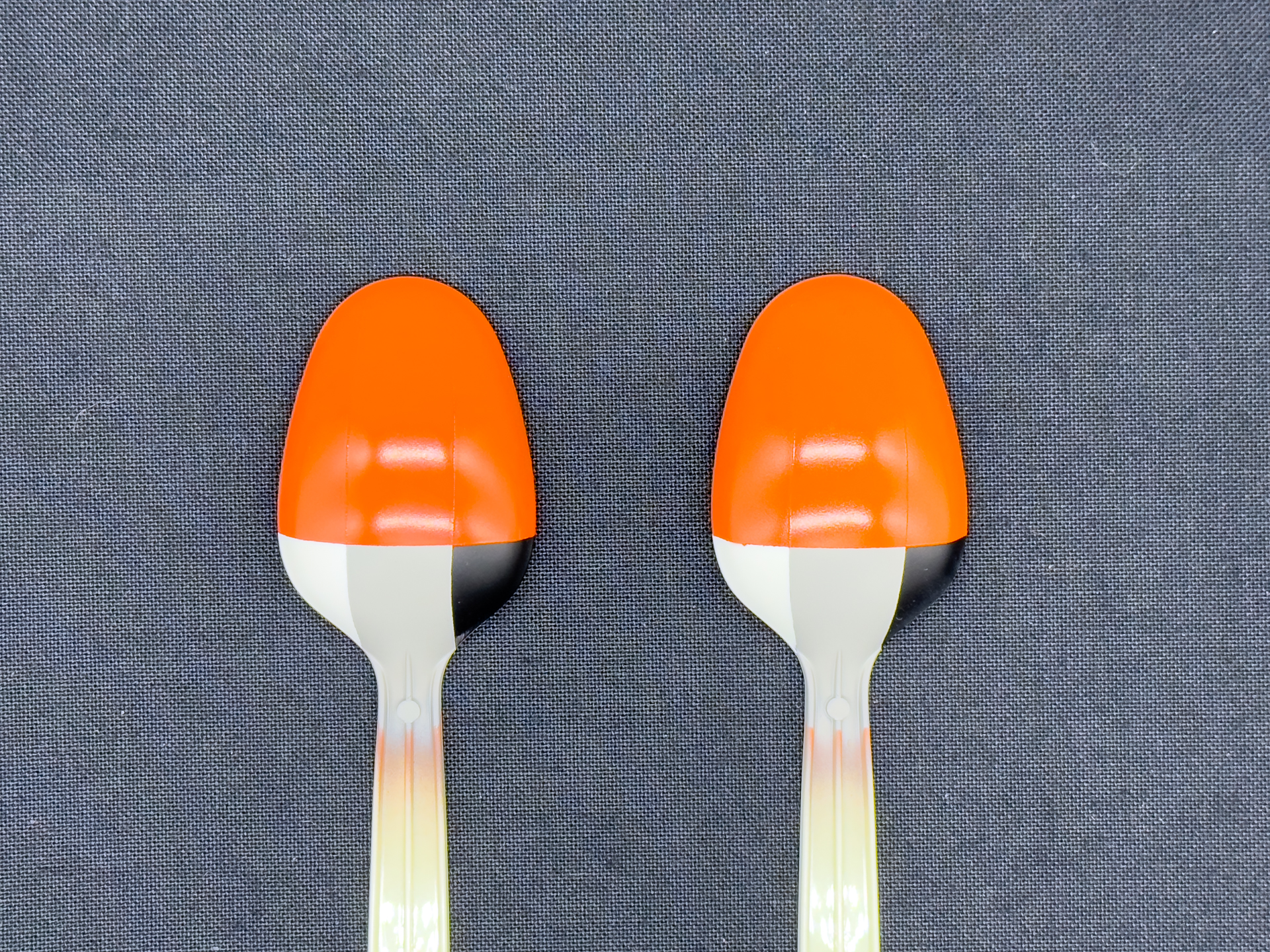 ブラウン（左）とパールブラウン（右）は発色や下地色による影響は同程度であり、パール粒子の影響でパールブラウンは輝度が高めになっています。