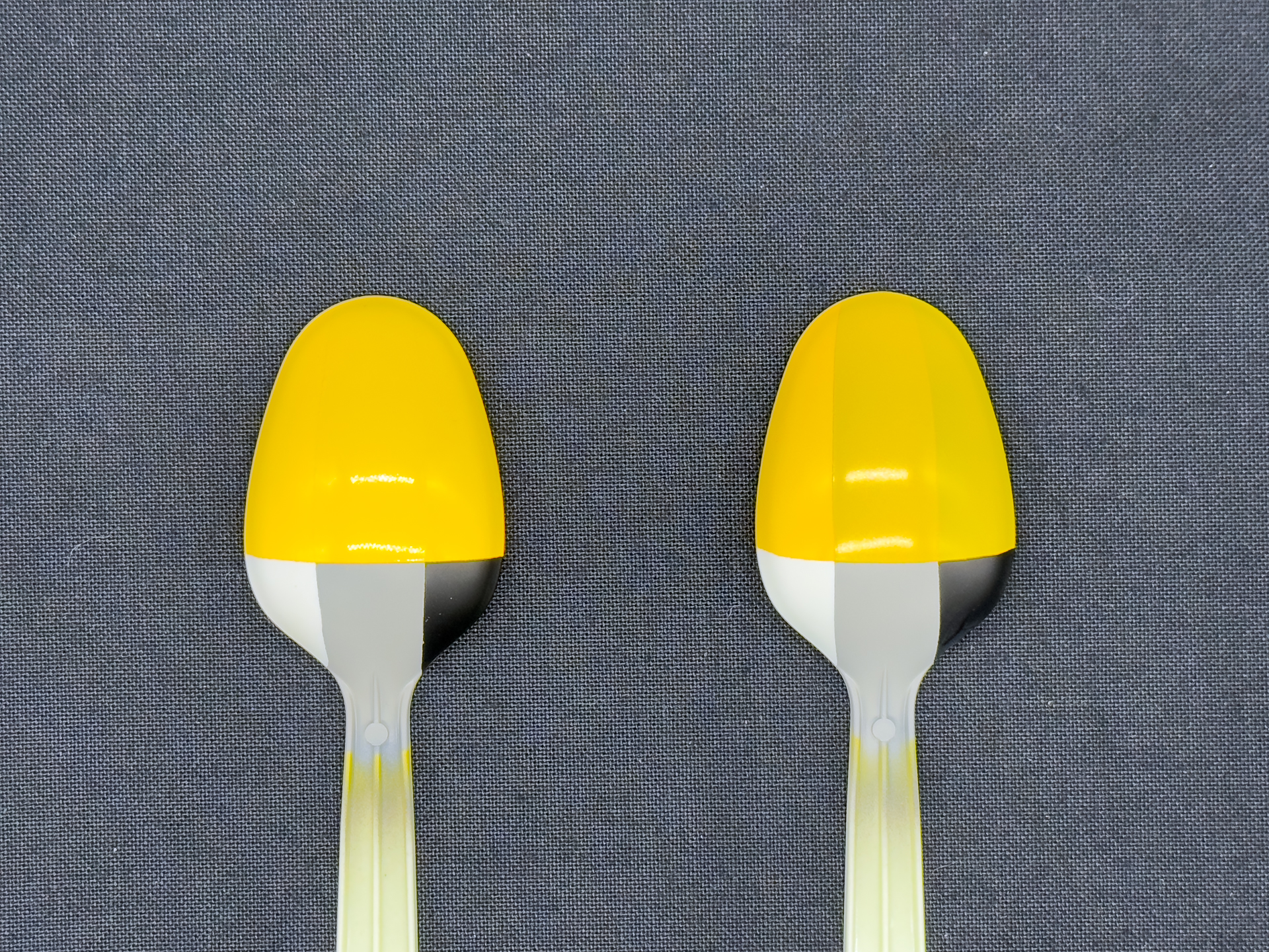 イエロー（左）とパールイエロー（右）の比較。パールイエローはイエローに比べ、下地色の影響を受けやすく発色は彩度が高くなりました。