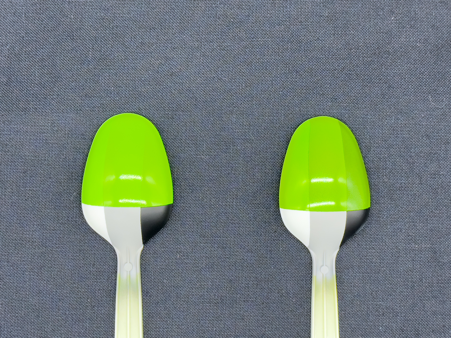 イエローグリーン（左）とパールイエローグリーン（右）の比較。パールイエローグリーンは下地色が暗くなるほどパールの輝度が強く感じられました。