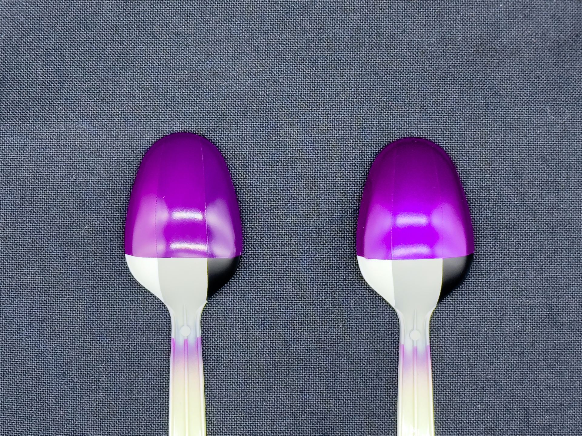 パープル（左）は下地色の影響を受けますが、パールパープル（右）は下地色の影響を受けることはありませんでした。