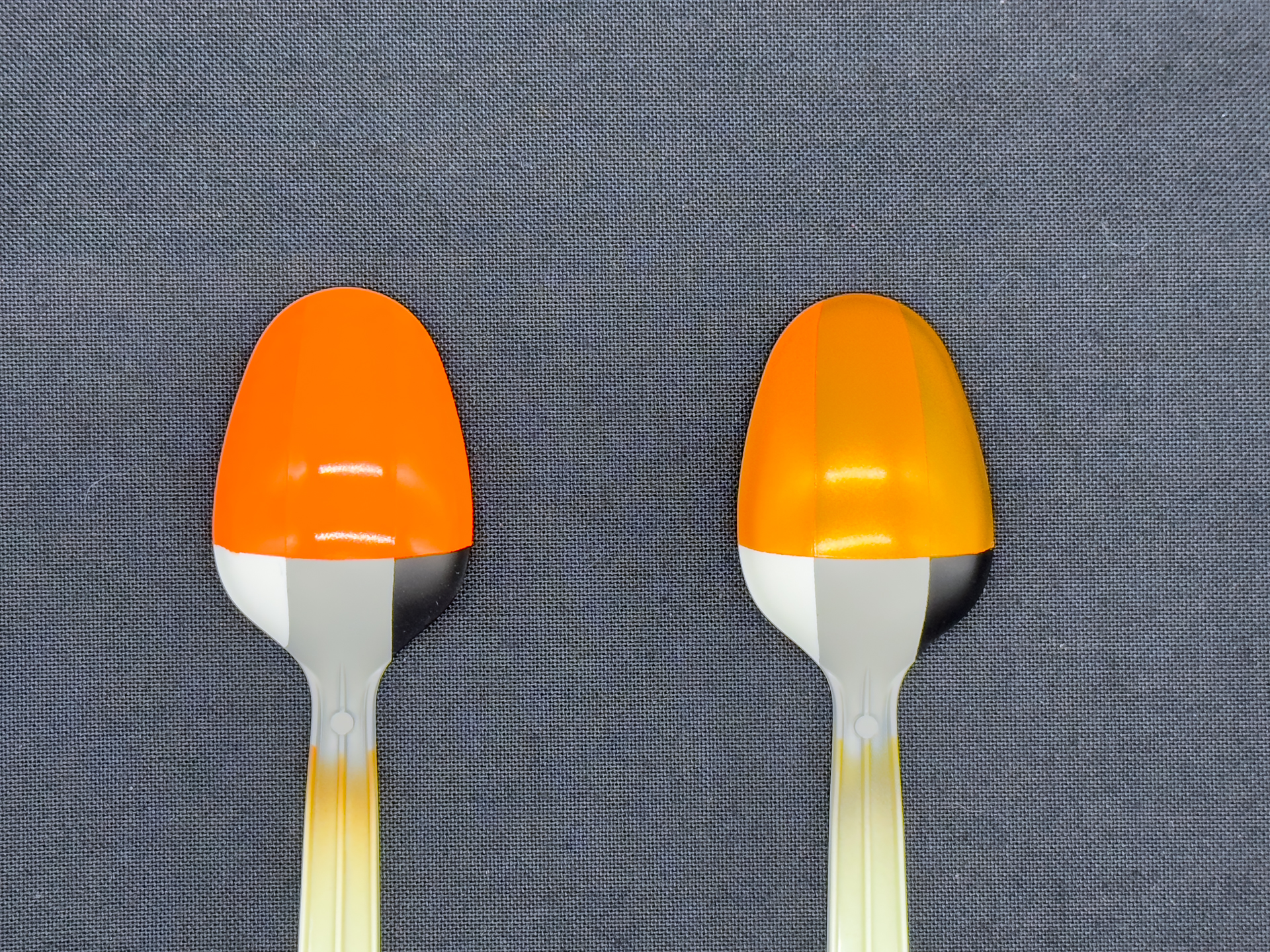 オレンジ（左）およびパールオレンジ（右）は今回テストした塗料の中では最も下地色の影響を受ける結果となりました。