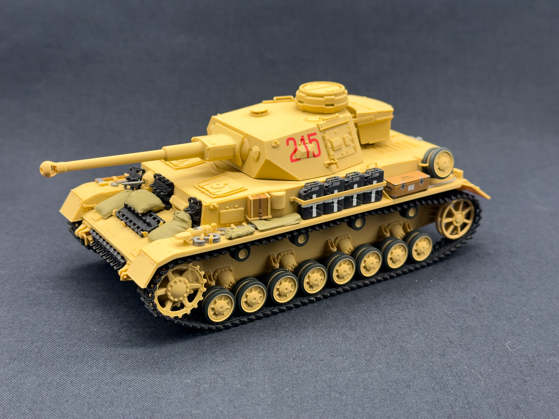 スケールモデルも一部キットは成型色のまま仕上げることが可能です。