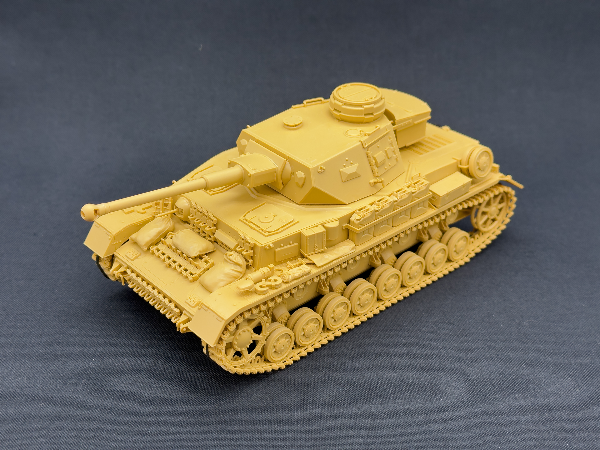 組み立てを行なったIV号戦車G型。履帯はC組みで分解できる形をしているため、輪ゴムで固定しています。