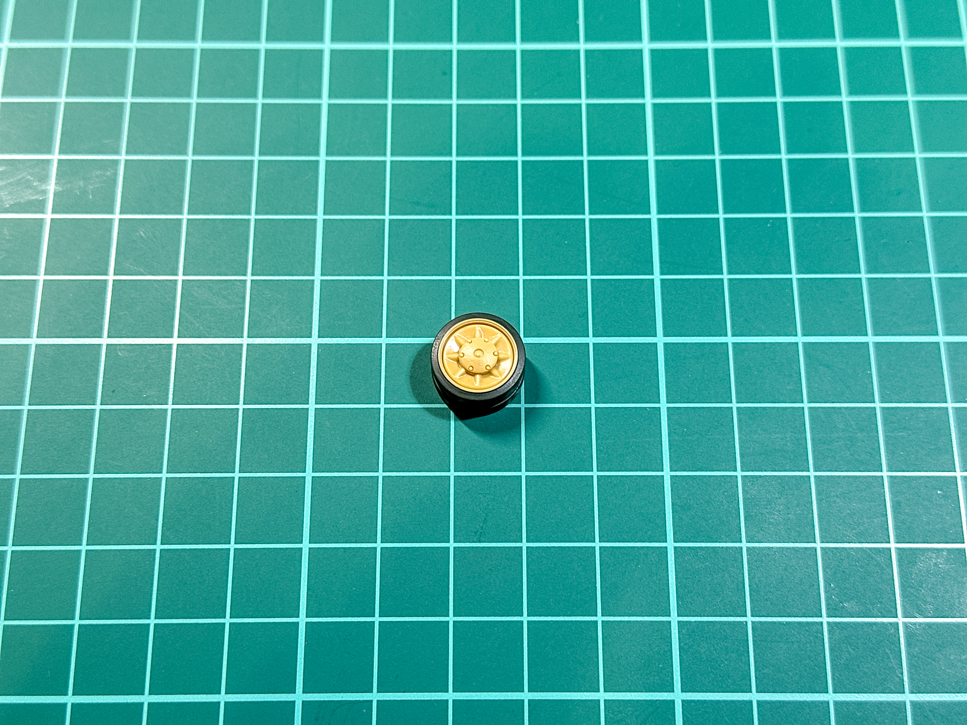 「モデルエアー タイヤブラック」を塗装した転輪。若干緑を含んだダークグレーに仕上がります。