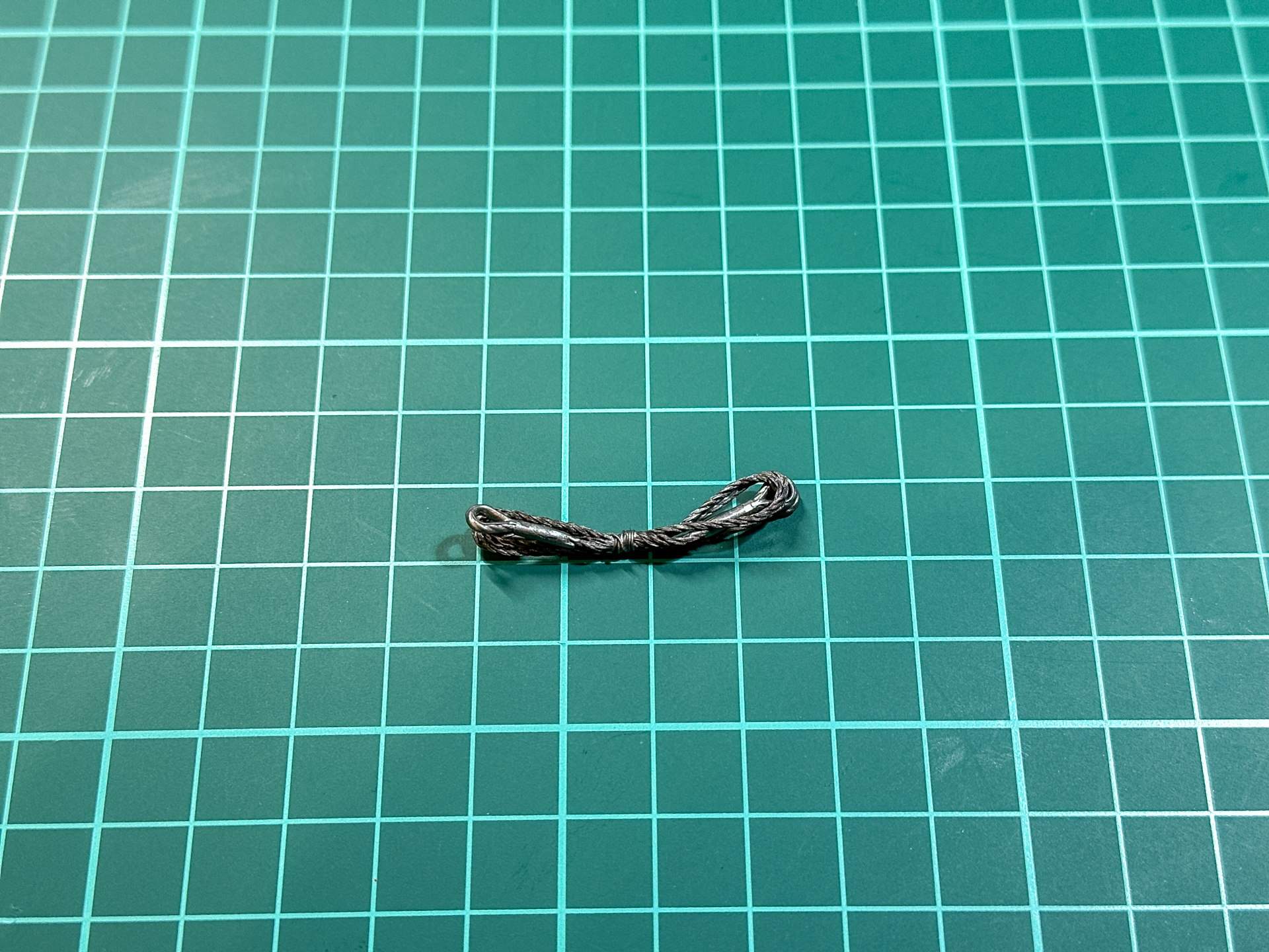 「メカカラー ダークスチール」にて塗装したワイヤー。ワイヤーはナイロン紐による再現だったため、塗装前に瞬間接着剤を浸み込ませることで塗装可能としています。