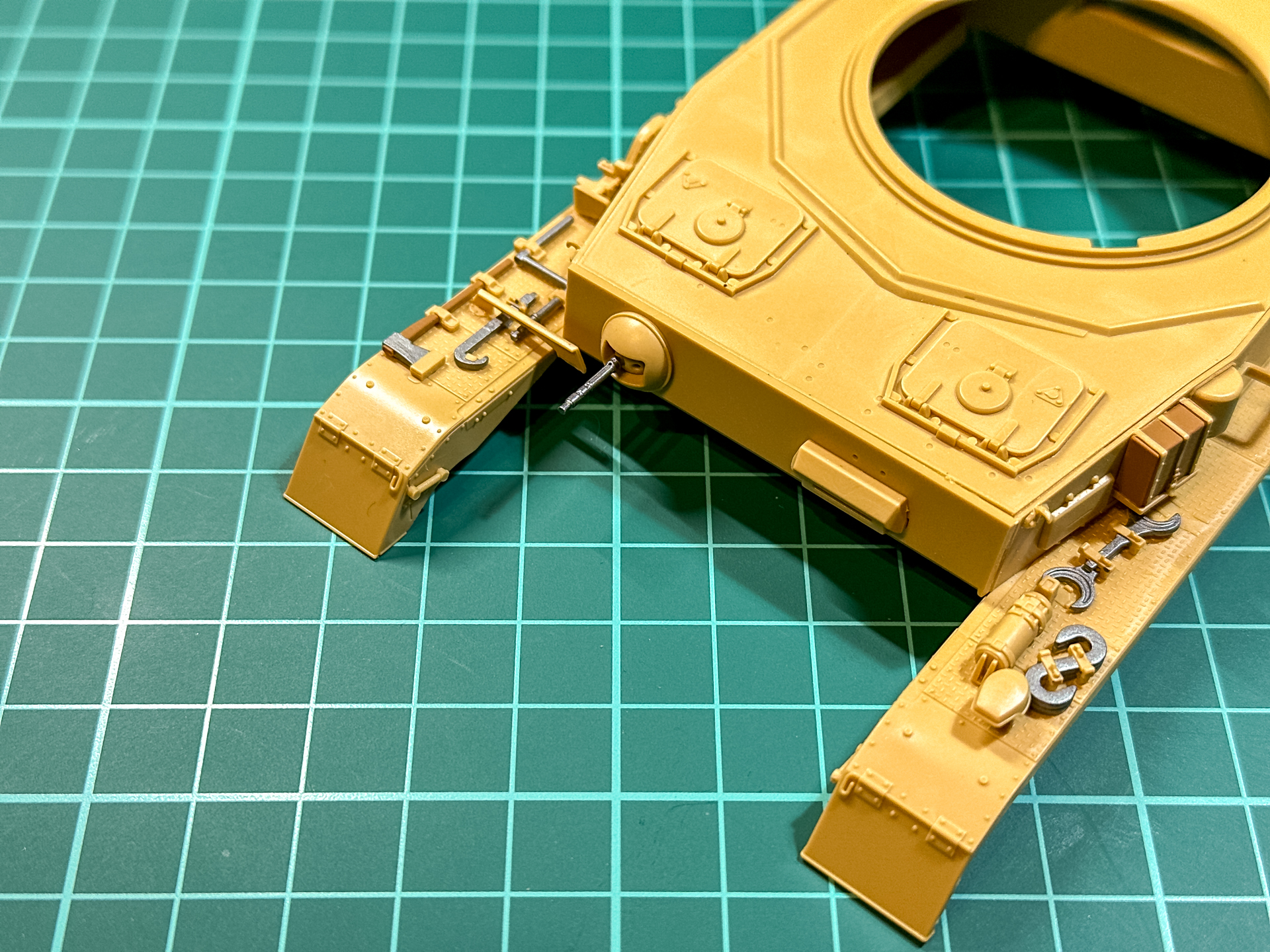 「メカカラー ダークスチール」にて塗装したOVMと「モデルエアー ガンメタル」を塗装した機関砲銃身。塗装箇所が小さいこともあって「メカカラー ダークスチール」と差異は見られませんでした。