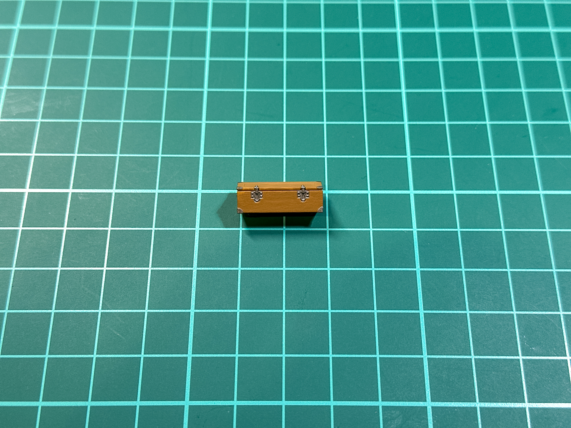 「パンツァーエース 新木色」を塗装した道具箱。金具部分は「メカカラー ダークスチール」を使用しています。