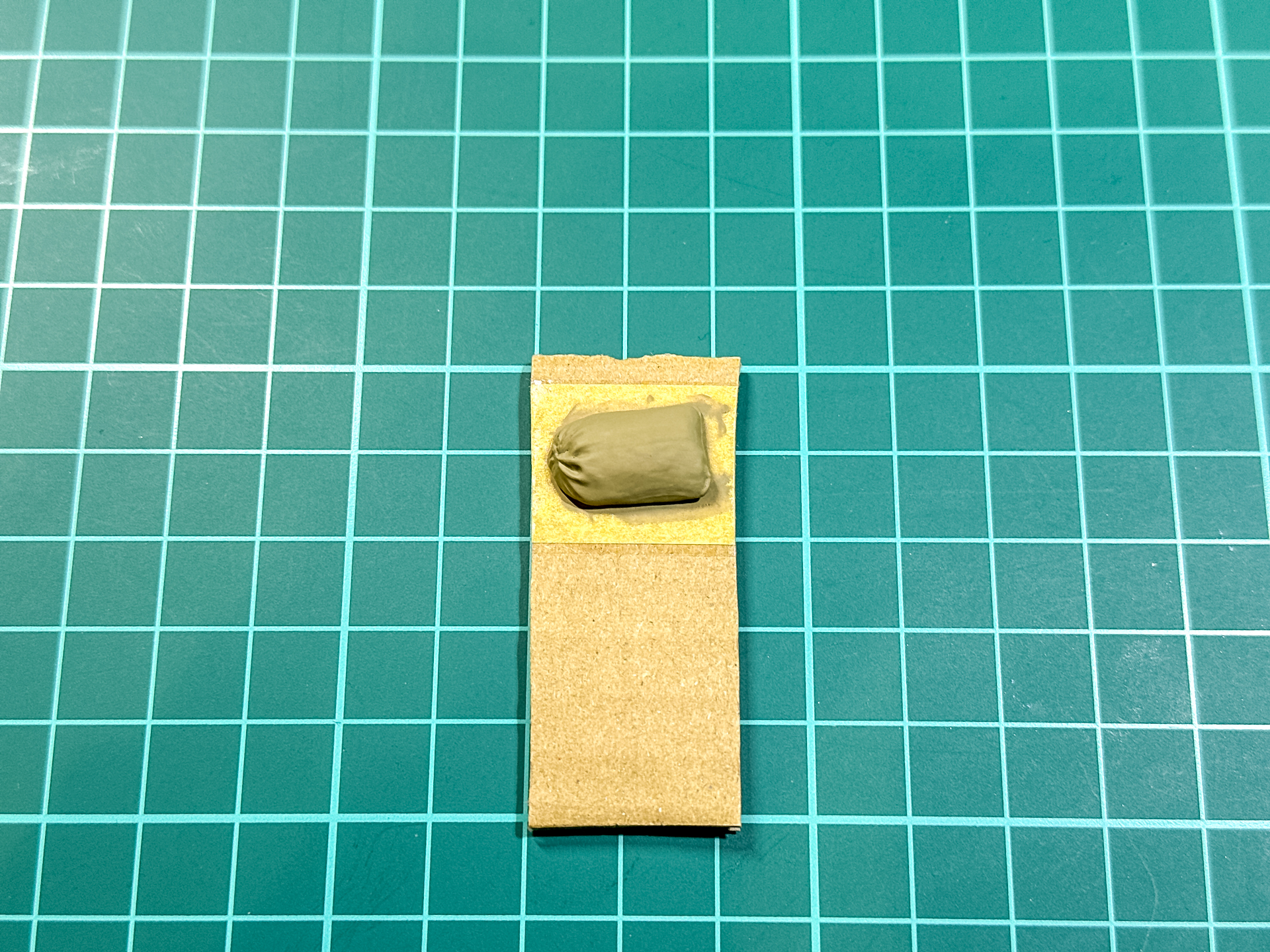 「モデルカラー カーキ」を使用した布袋。持ちにくいパーツは段ボールに張り付ける等して固定しています。