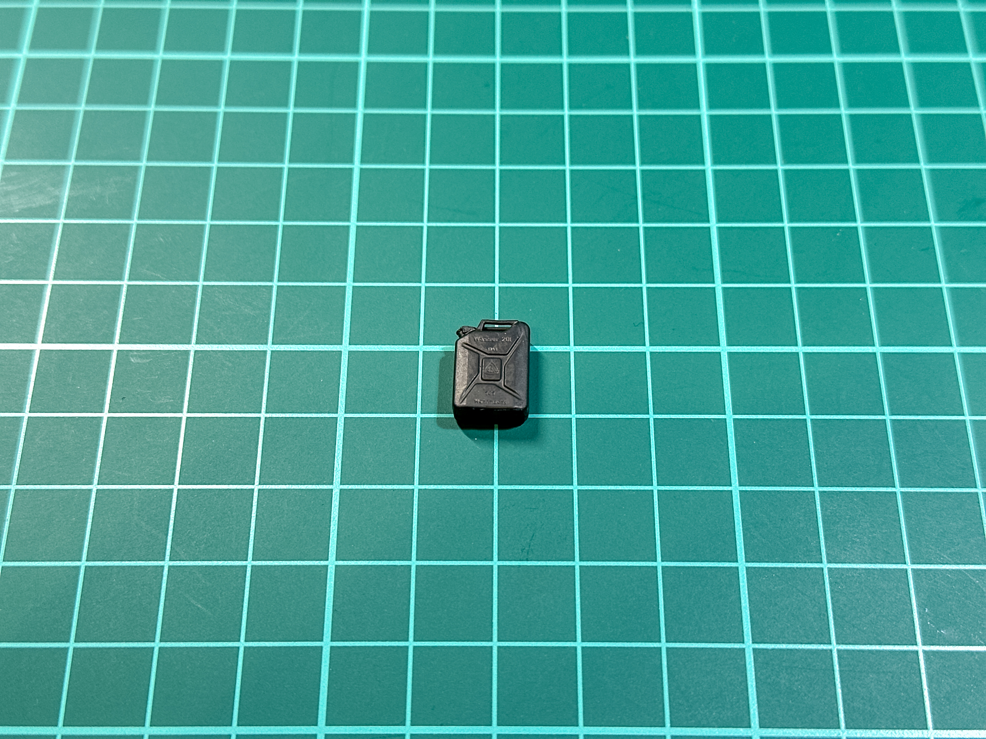 「モデルカラー ジャーマングレー」を塗装したジェリ缶。本塗料は他の塗料と比較しても色が沈殿している傾向が高いため、よく攪拌してから塗装を行ないます。