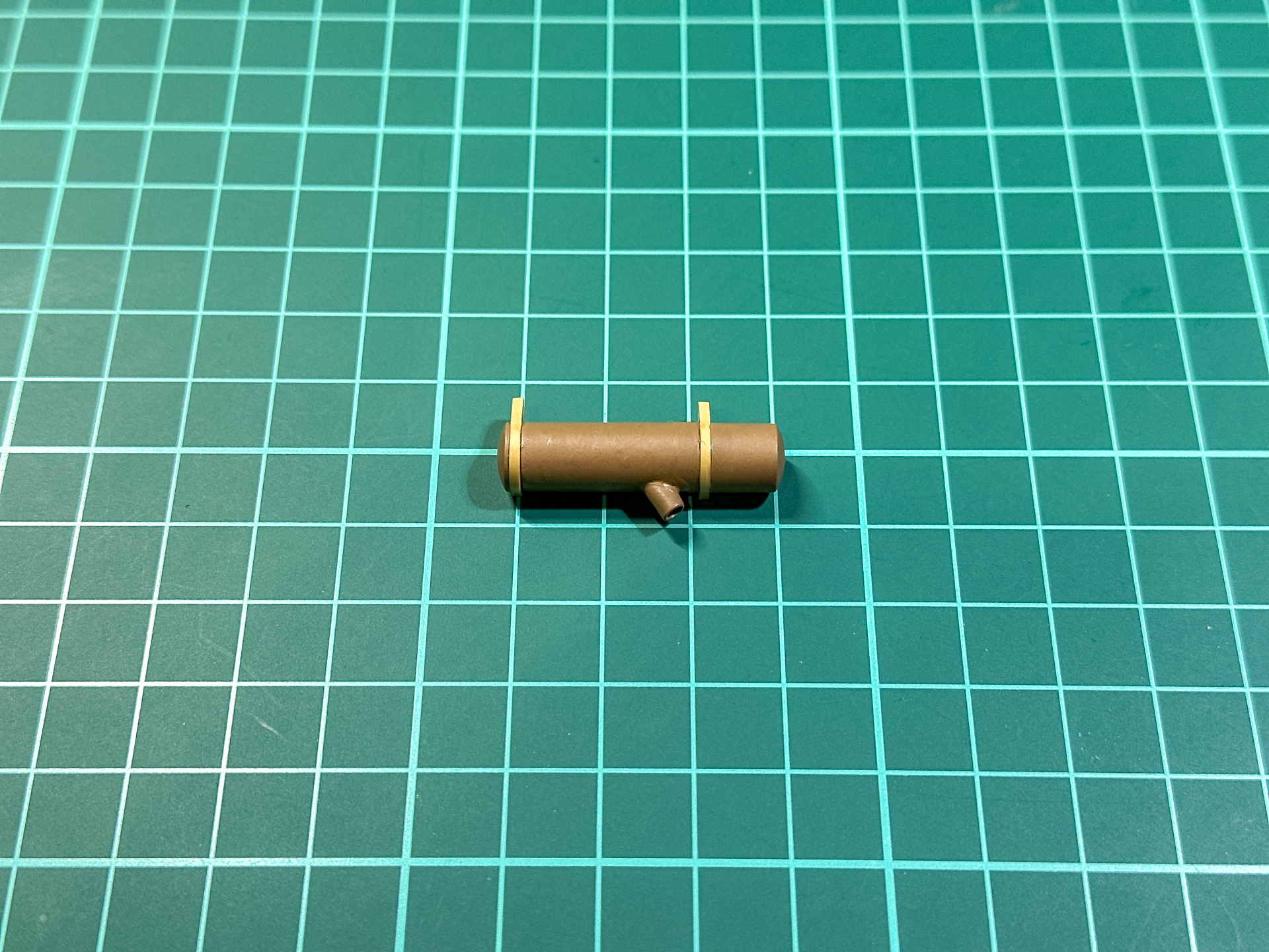 塗装を行なったマフラー。「ゲームカラー カッパー」と「モデルカラー カーキ」を調色して塗装を行ないました。